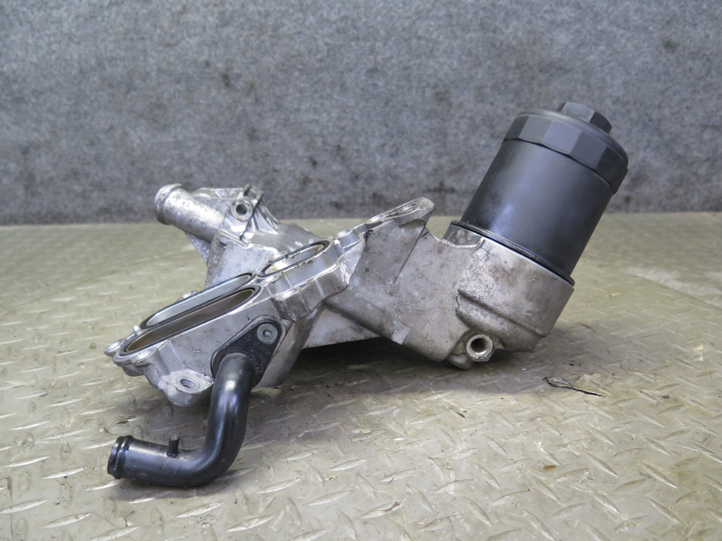 2006-2012 Bentley Flying Spure 6.0L Engine Oil Filter Cooling Housing Bracket