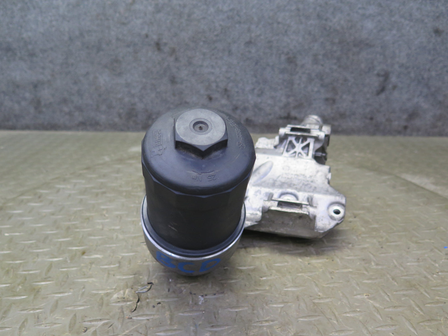 2006-2012 Bentley Flying Spure 6.0L Engine Oil Filter Cooling Housing Bracket