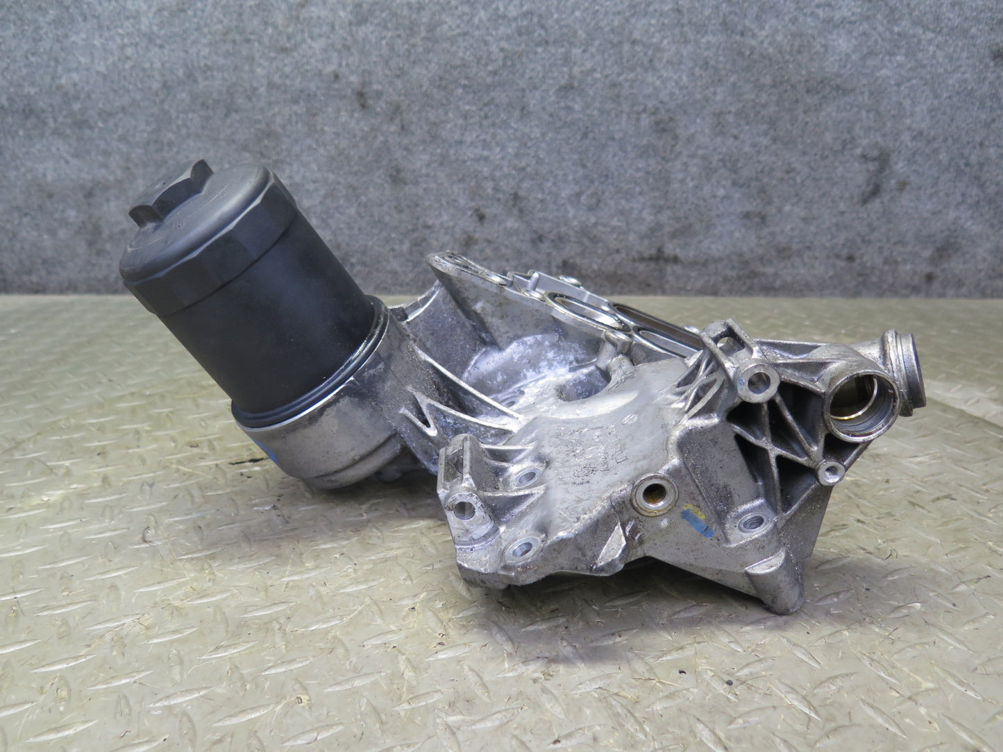 2006-2012 Bentley Flying Spure 6.0L Engine Oil Filter Cooling Housing Bracket