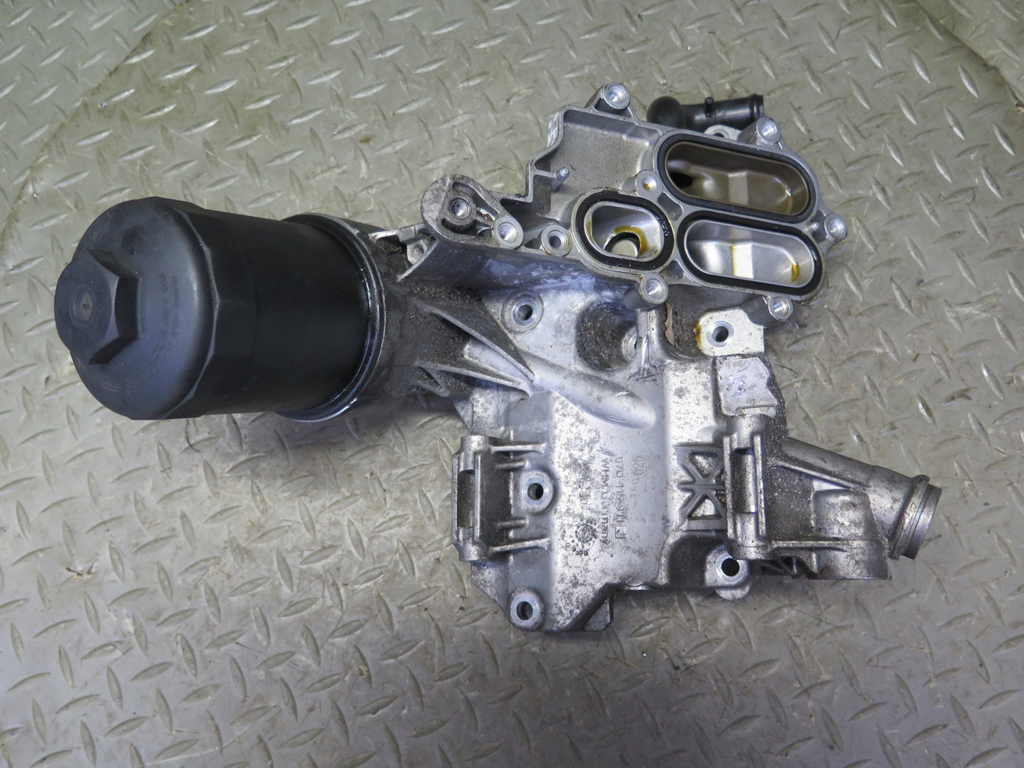 2006-2012 Bentley Flying Spure 6.0L Engine Oil Filter Cooling Housing Bracket
