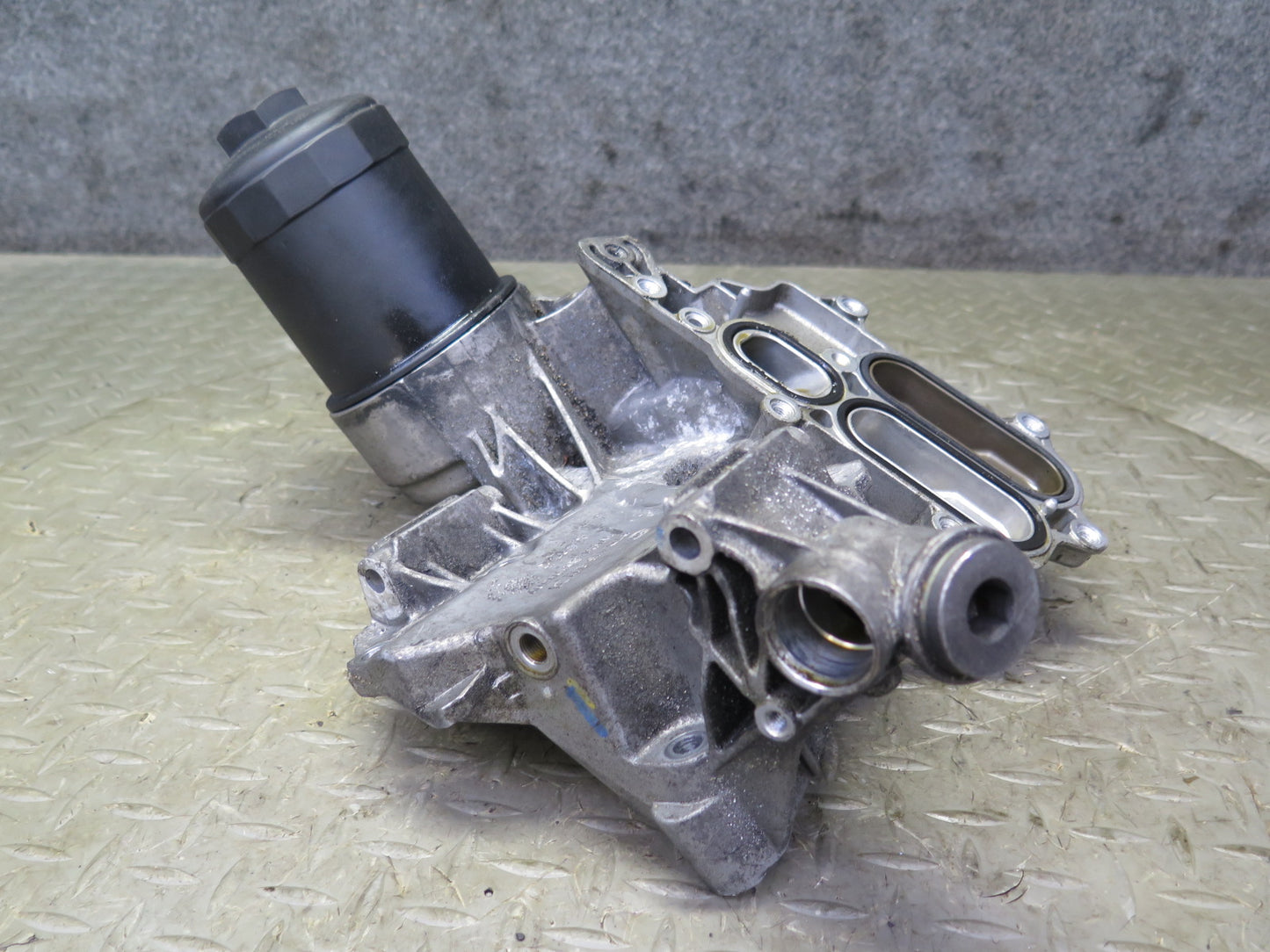 2006-2012 Bentley Flying Spure 6.0L Engine Oil Filter Cooling Housing Bracket