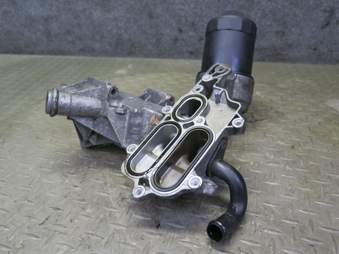2006-2012 Bentley Flying Spure 6.0L Engine Oil Filter Cooling Housing Bracket