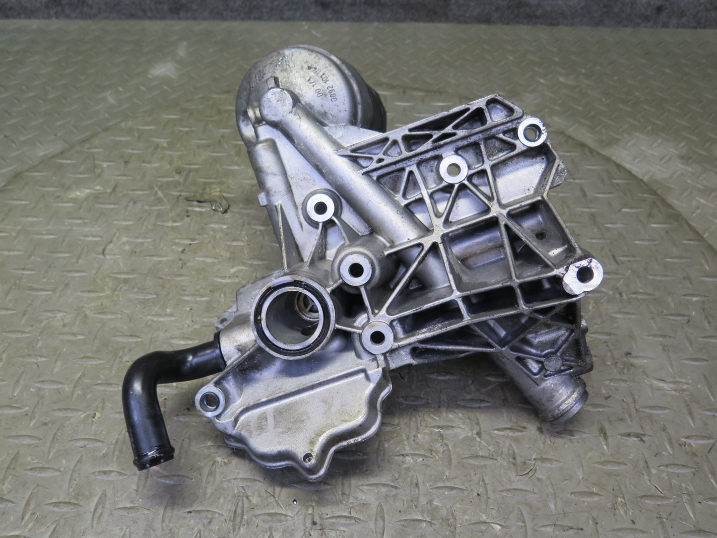 2006-2012 Bentley Flying Spure 6.0L Engine Oil Filter Cooling Housing Bracket