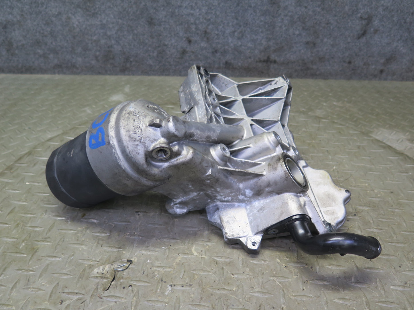 2006-2012 Bentley Flying Spure 6.0L Engine Oil Filter Cooling Housing Bracket