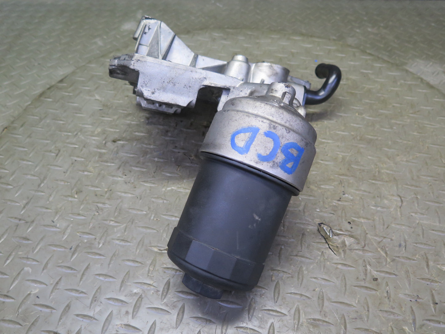 2006-2012 Bentley Flying Spure 6.0L Engine Oil Filter Cooling Housing Bracket