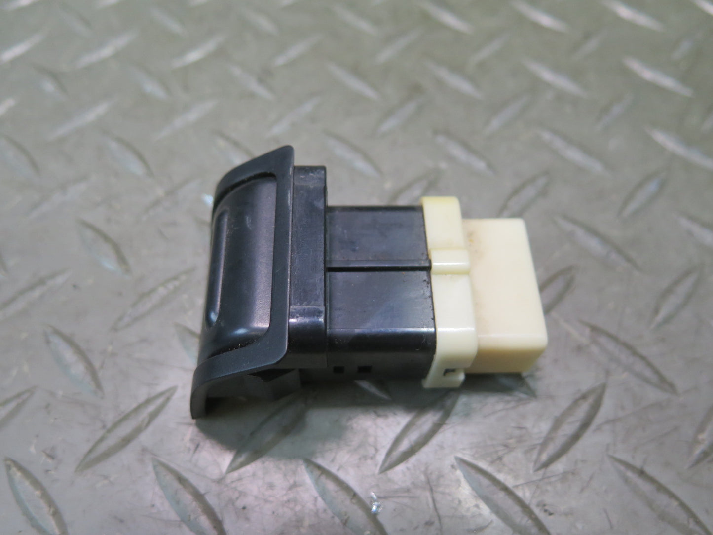 1991-1997 Toyota Land Cruiser FJ80 Differential Lock Switch