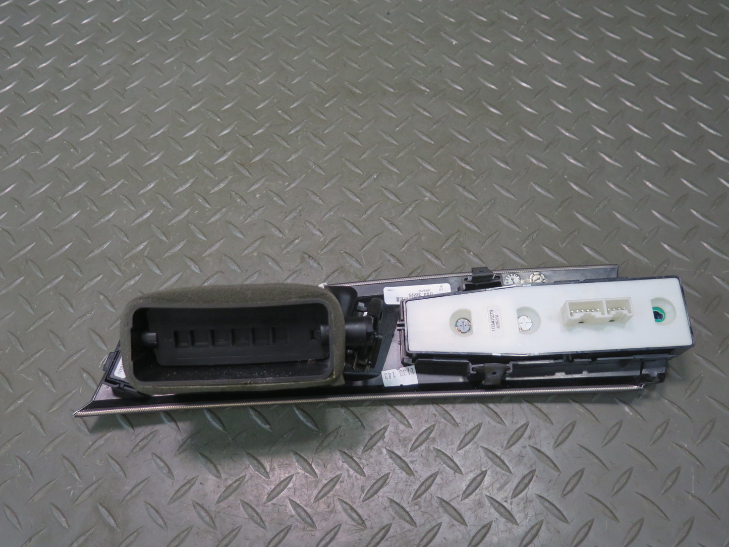 2004-2009 Cadillac XLR Left Side Door Air Vent Mirror Window Switch Panel