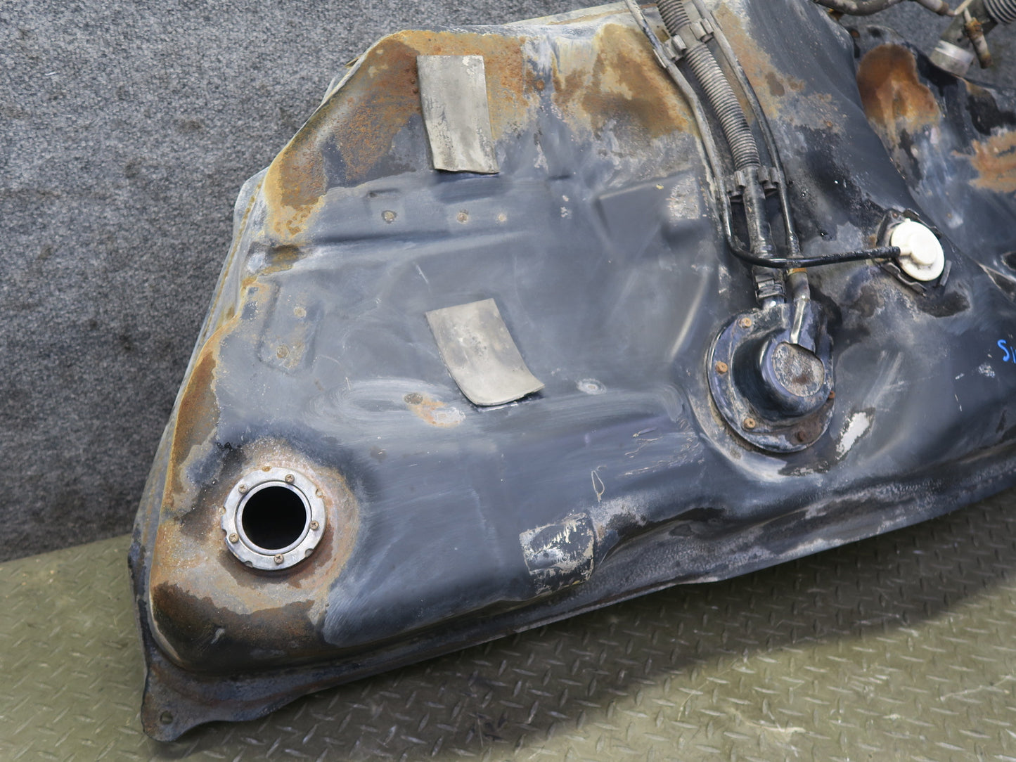 01-05 Lexus JCE10L IS300 Sedan Fuel Tank Unit w Pipe Line 78K Miles OEM