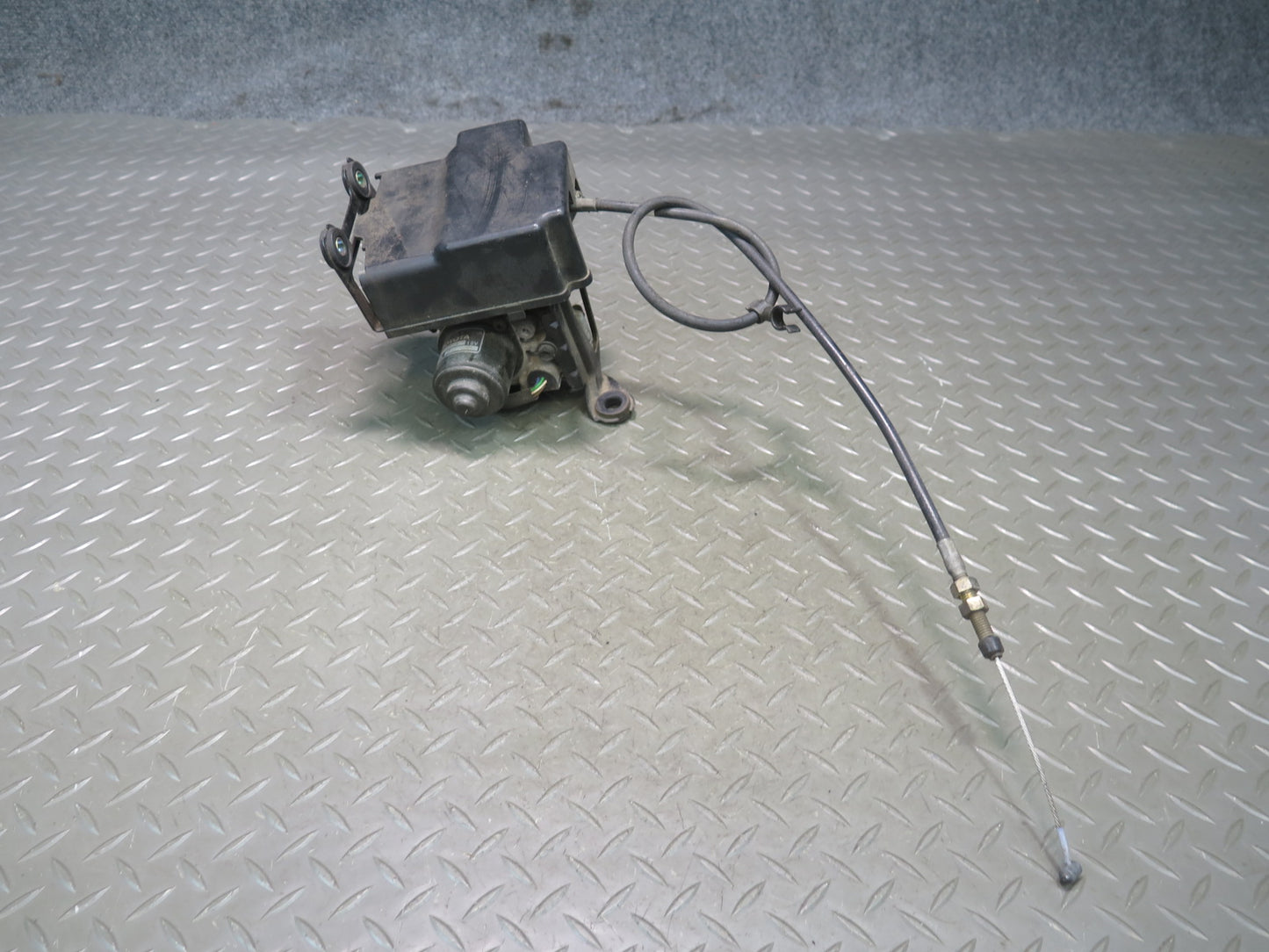 1991-1992 Toyota Land Cruiser FJ80 4.0L Speed Cruise Control Actuator w Cable
