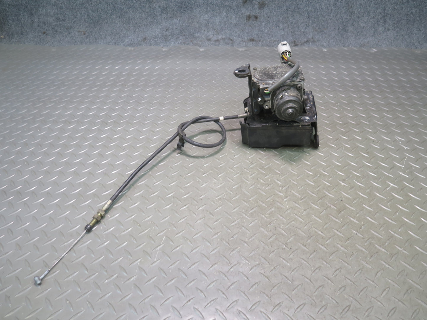 1991-1992 Toyota Land Cruiser FJ80 4.0L Speed Cruise Control Actuator w Cable