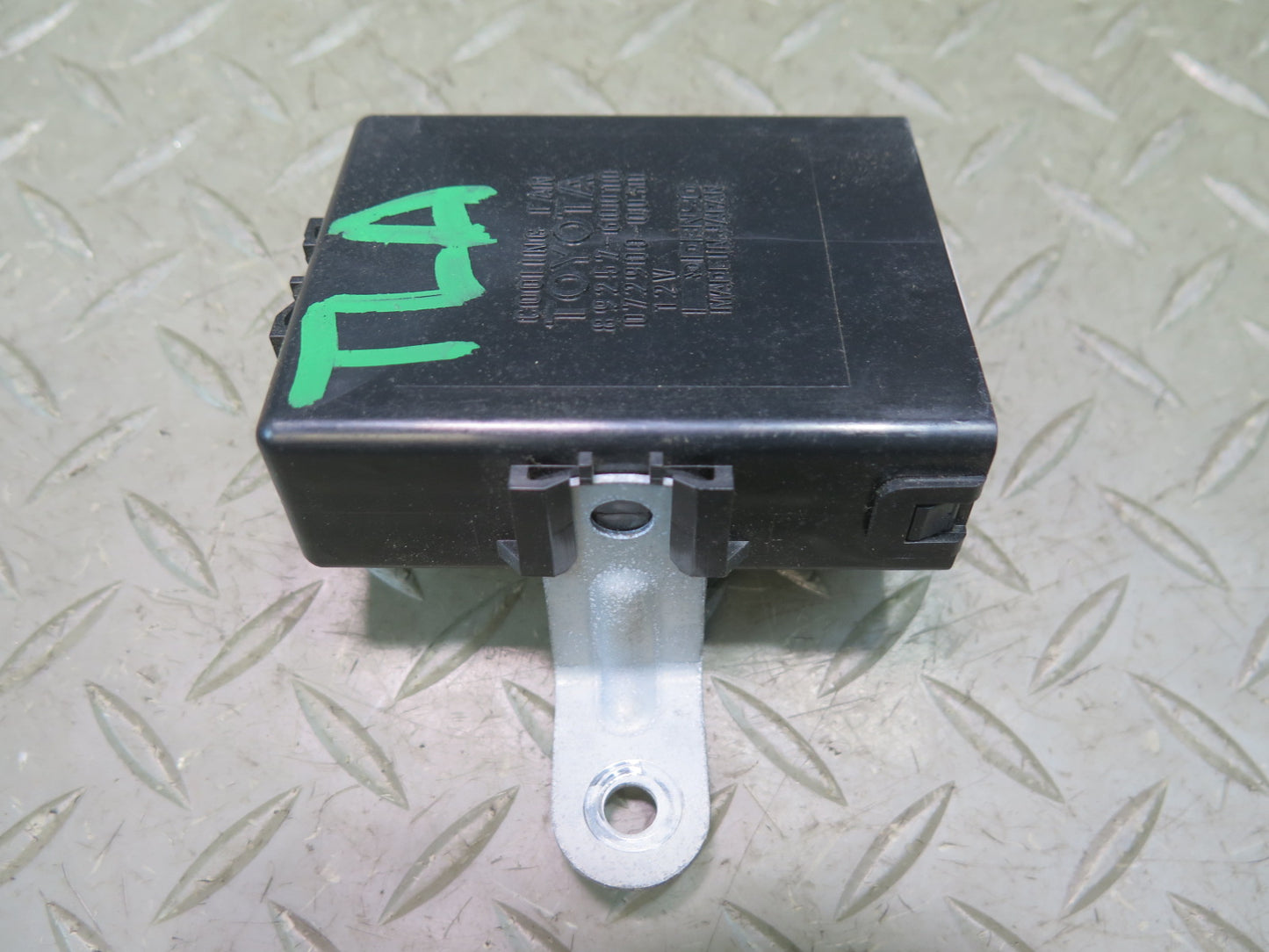 1991-1994 Toyota Land Cruiser FJ80 Cooling Fan Control Module 89257-60010