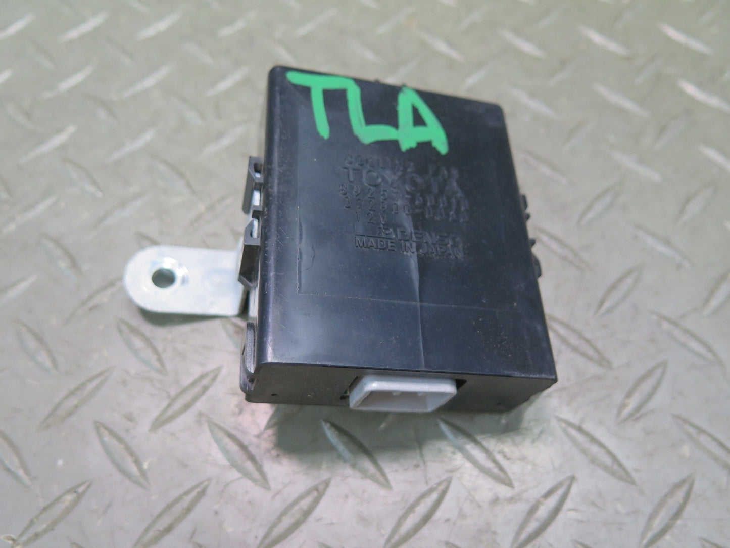 1991-1994 Toyota Land Cruiser FJ80 Cooling Fan Control Module 89257-60010