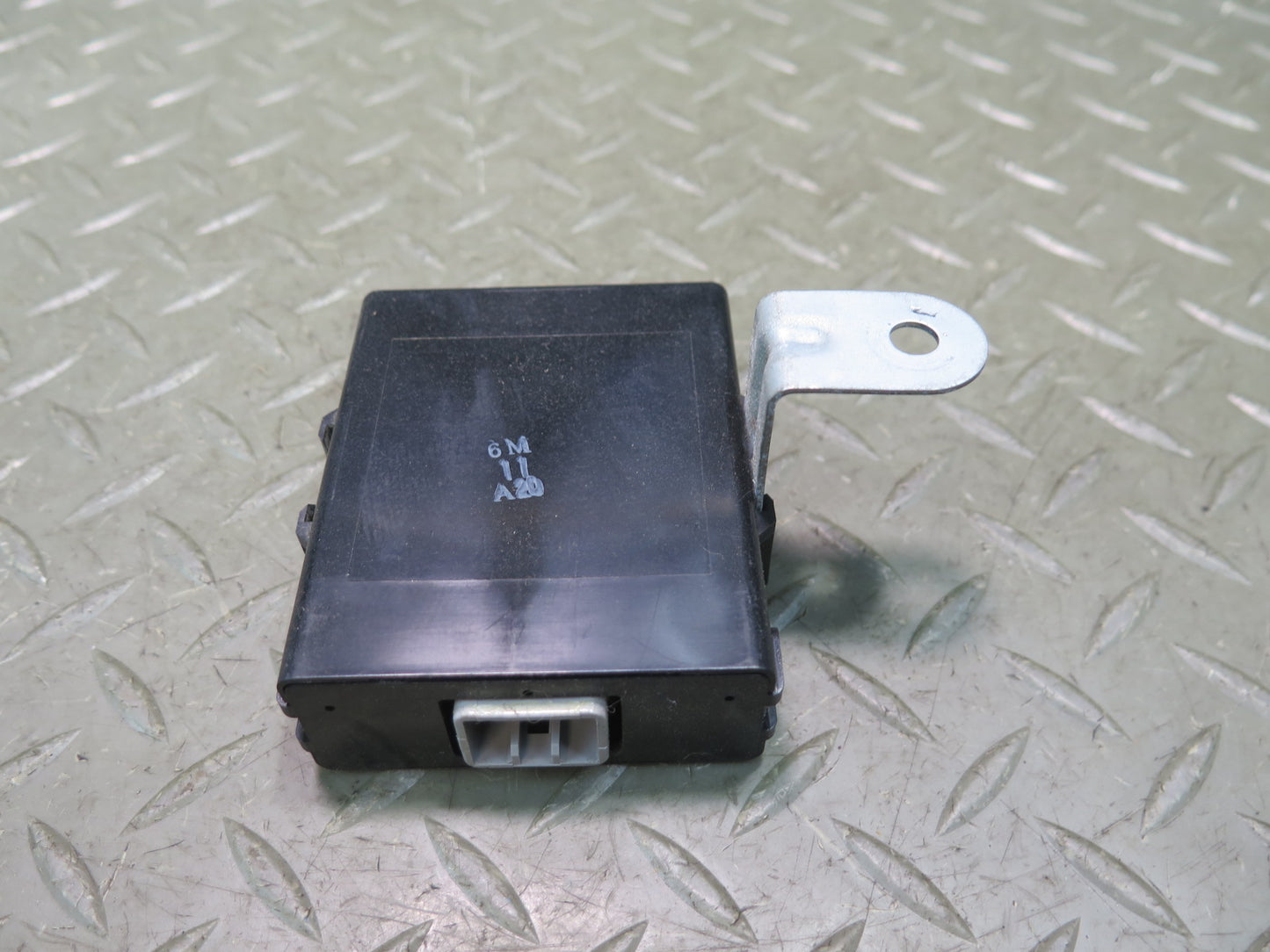 1991-1994 Toyota Land Cruiser FJ80 Cooling Fan Control Module 89257-60010
