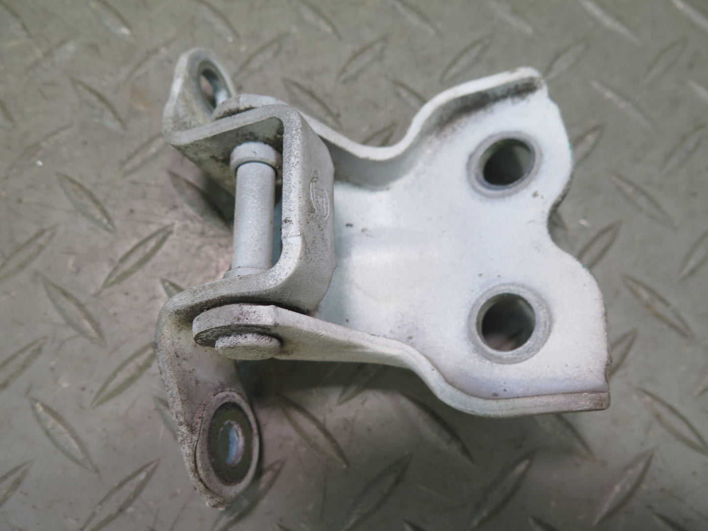 1991-1997 Toyota Land Cruiser FJ80 Front Left Door Upper & Lower Hinge Set of 2