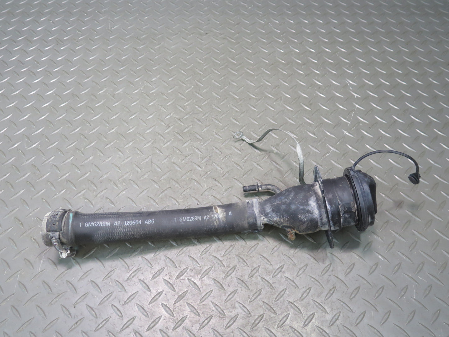 2004-2005 Cadillac XLR Fuel Gas Tank Filler Neck w Cap