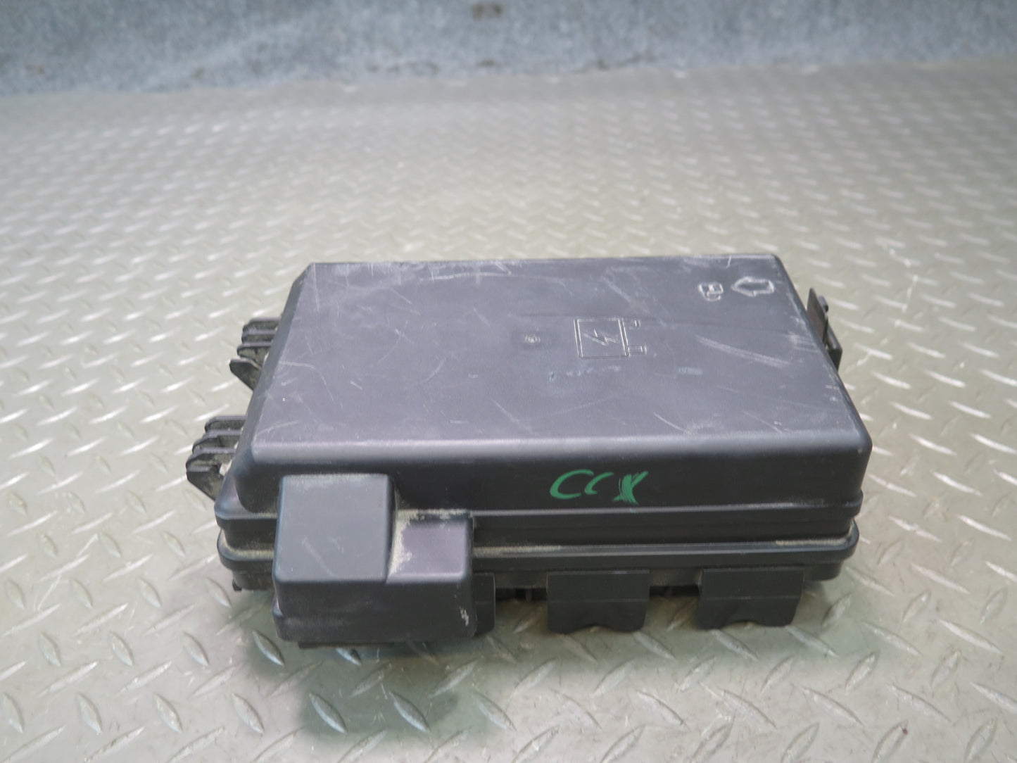 2004-2008 Cadillac XLR Under Hood Fuse Relay Box Module