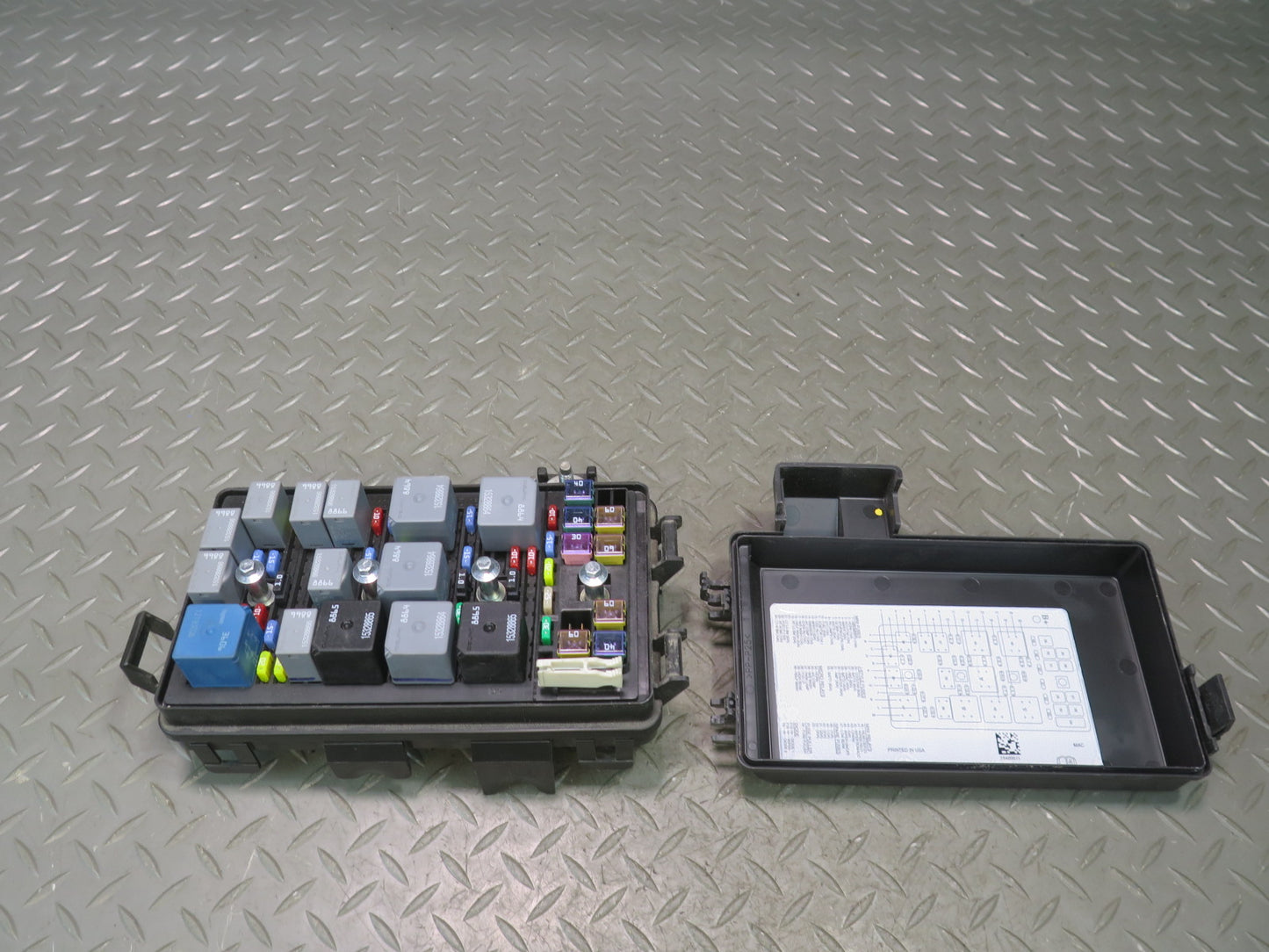 2004-2008 Cadillac XLR Under Hood Fuse Relay Box Module