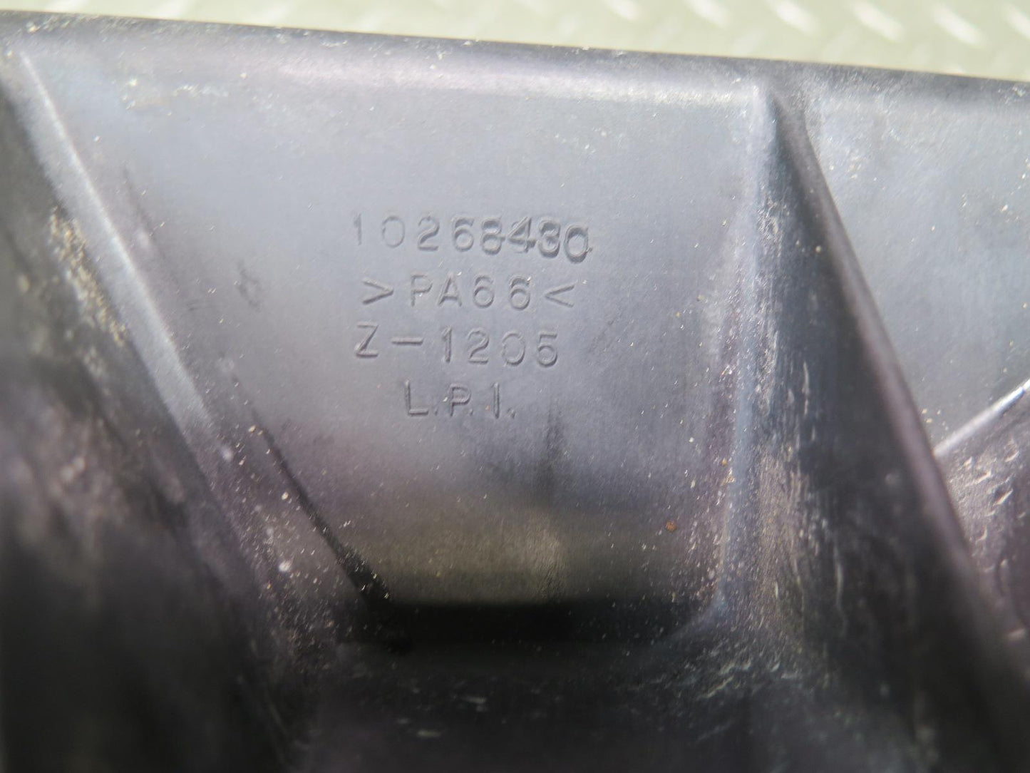 2004-2009 Cadillac XLR Battery Mount Tray Holder 10268430