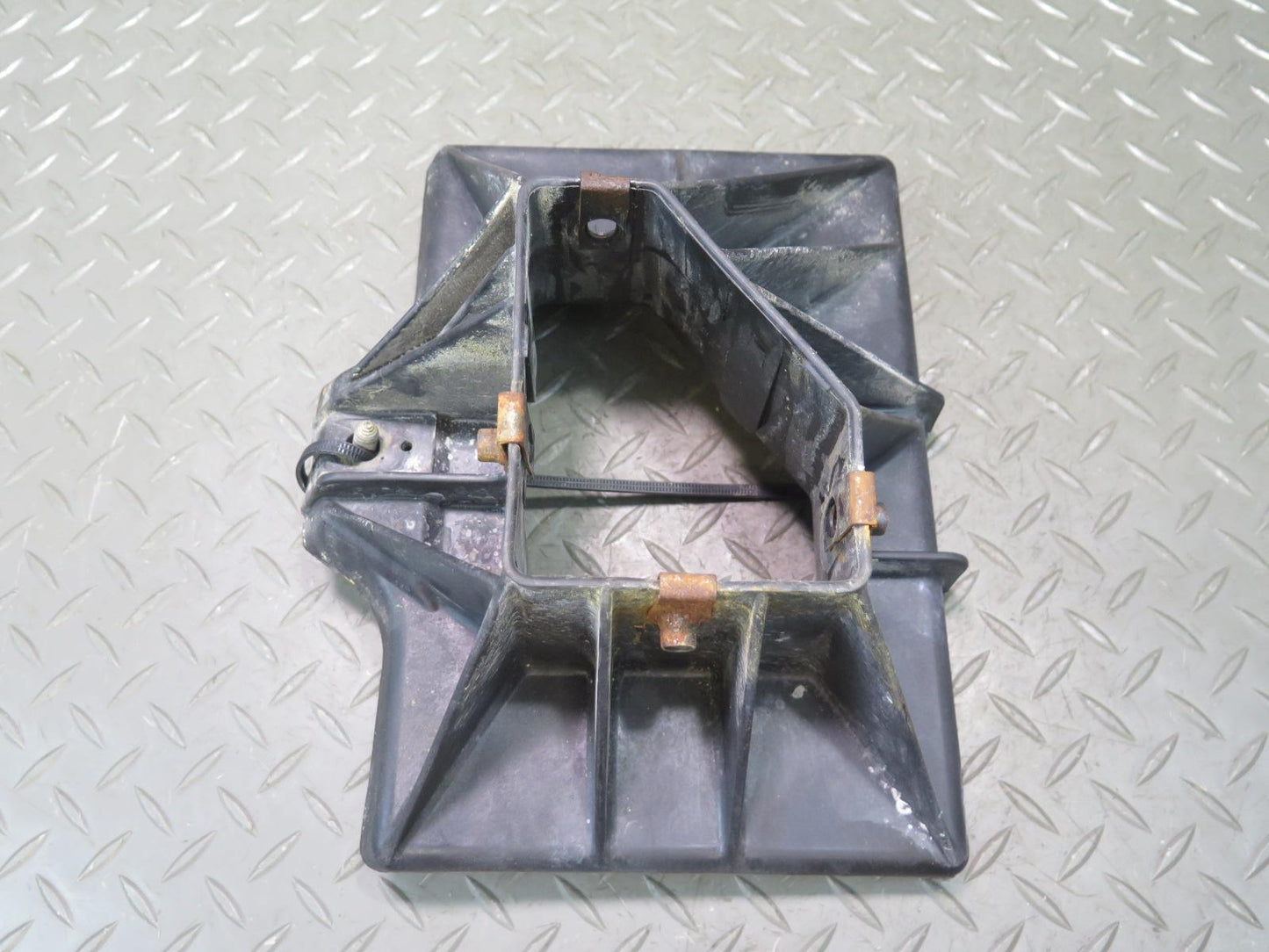 2004-2009 Cadillac XLR Battery Mount Tray Holder 10268430