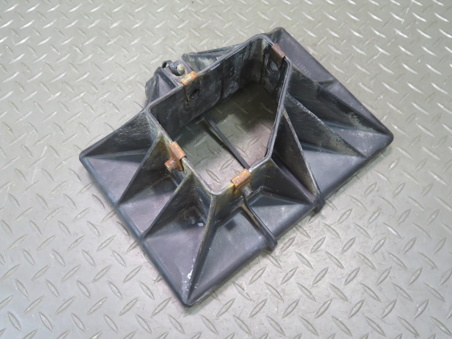 2004-2009 Cadillac XLR Battery Mount Tray Holder 10268430