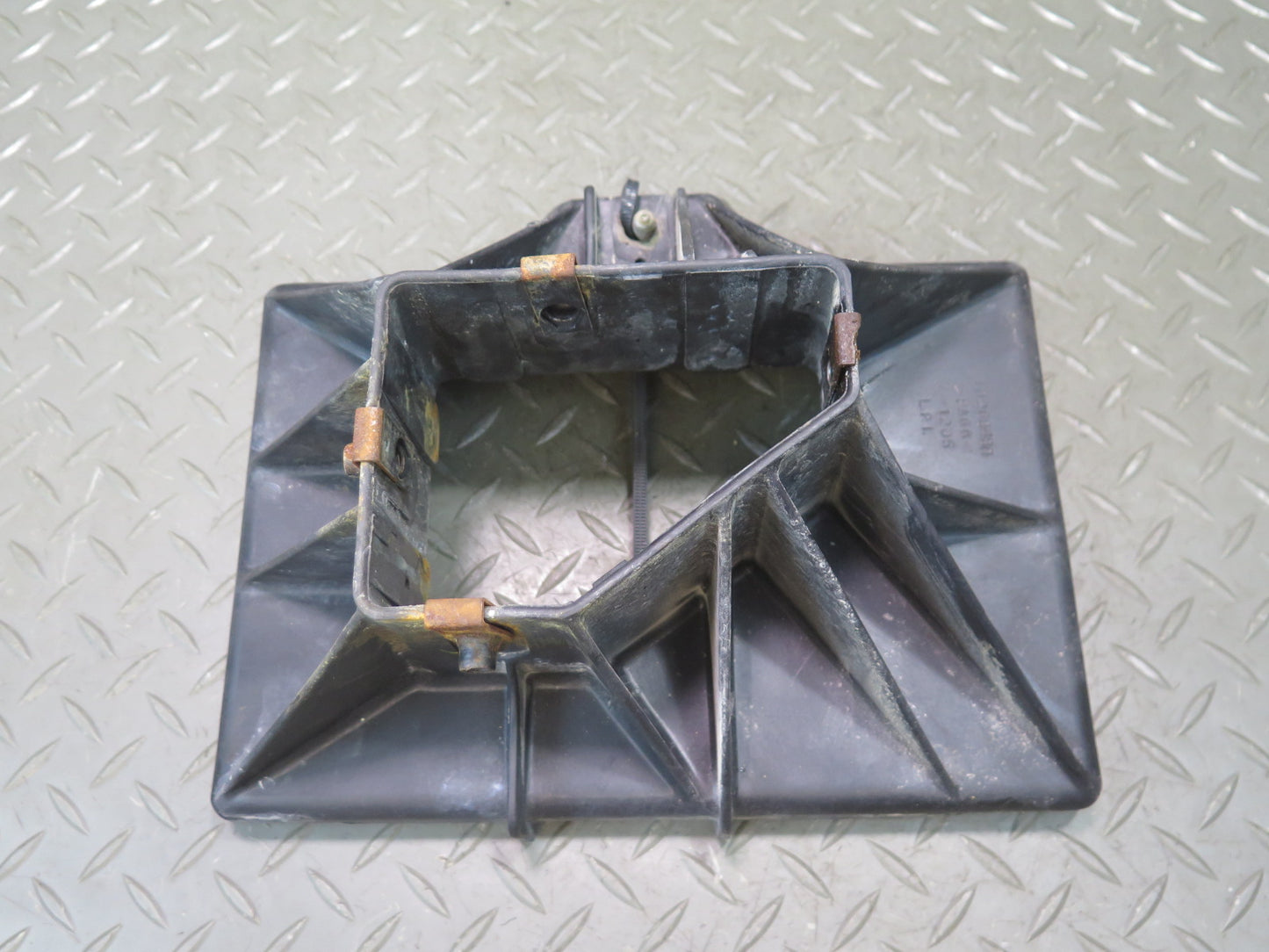 2004-2009 Cadillac XLR Battery Mount Tray Holder 10268430