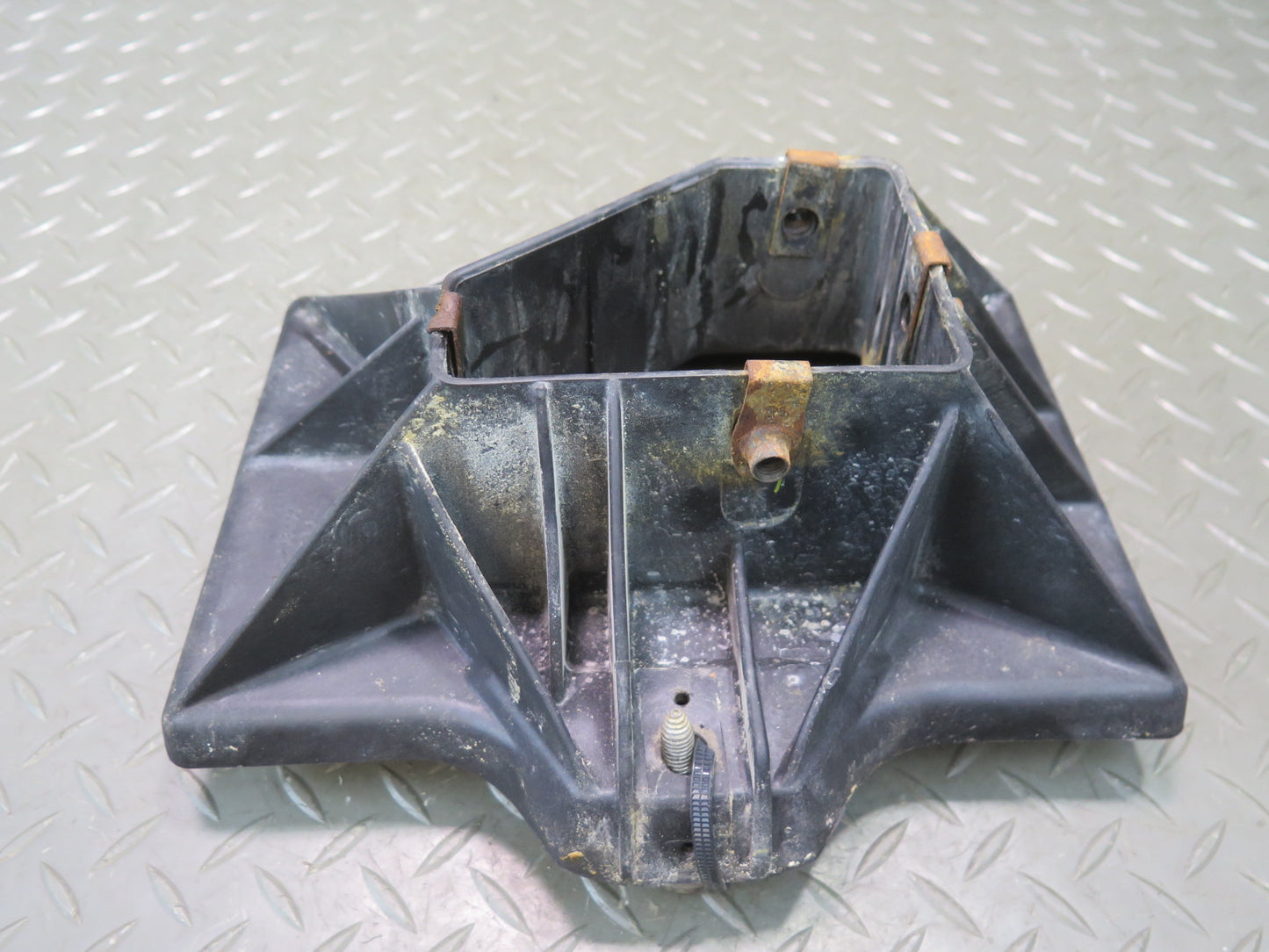 2004-2009 Cadillac XLR Battery Mount Tray Holder 10268430