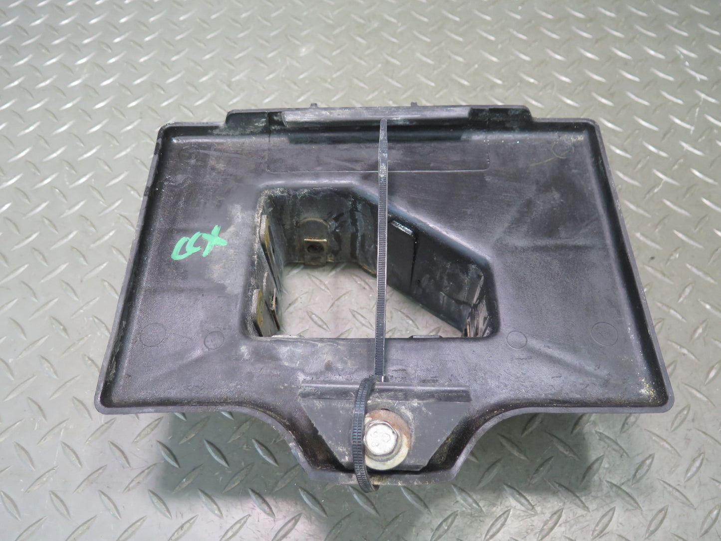 2004-2009 Cadillac XLR Battery Mount Tray Holder 10268430