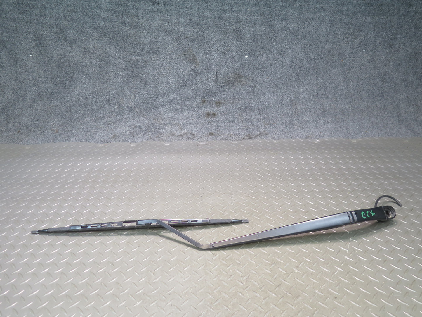 2004-2009 Cadillac XLR Front Left & Right Windshield Wiper Arm Set of 2