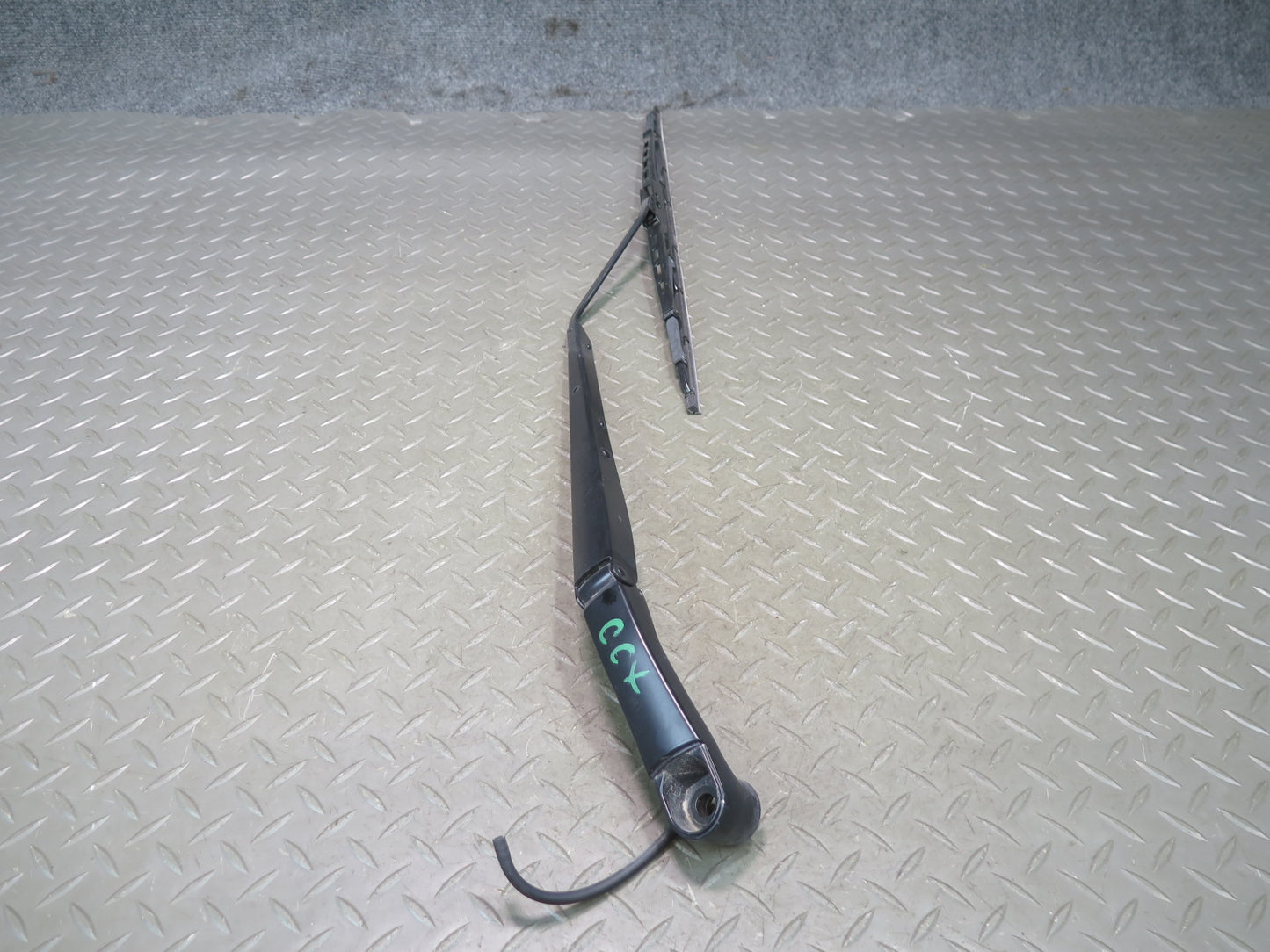 2004-2009 Cadillac XLR Front Left & Right Windshield Wiper Arm Set of 2