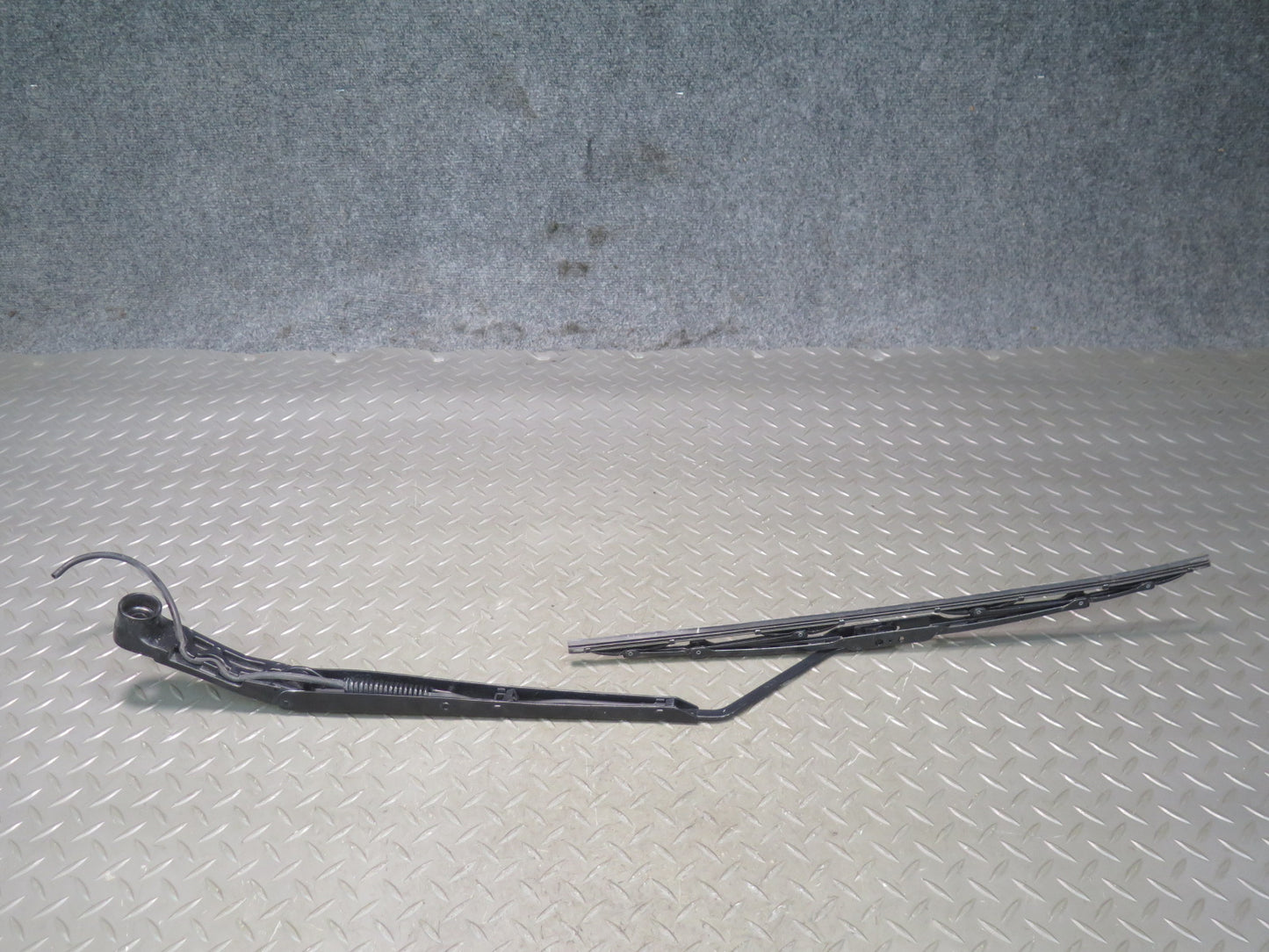 2004-2009 Cadillac XLR Front Left & Right Windshield Wiper Arm Set of 2