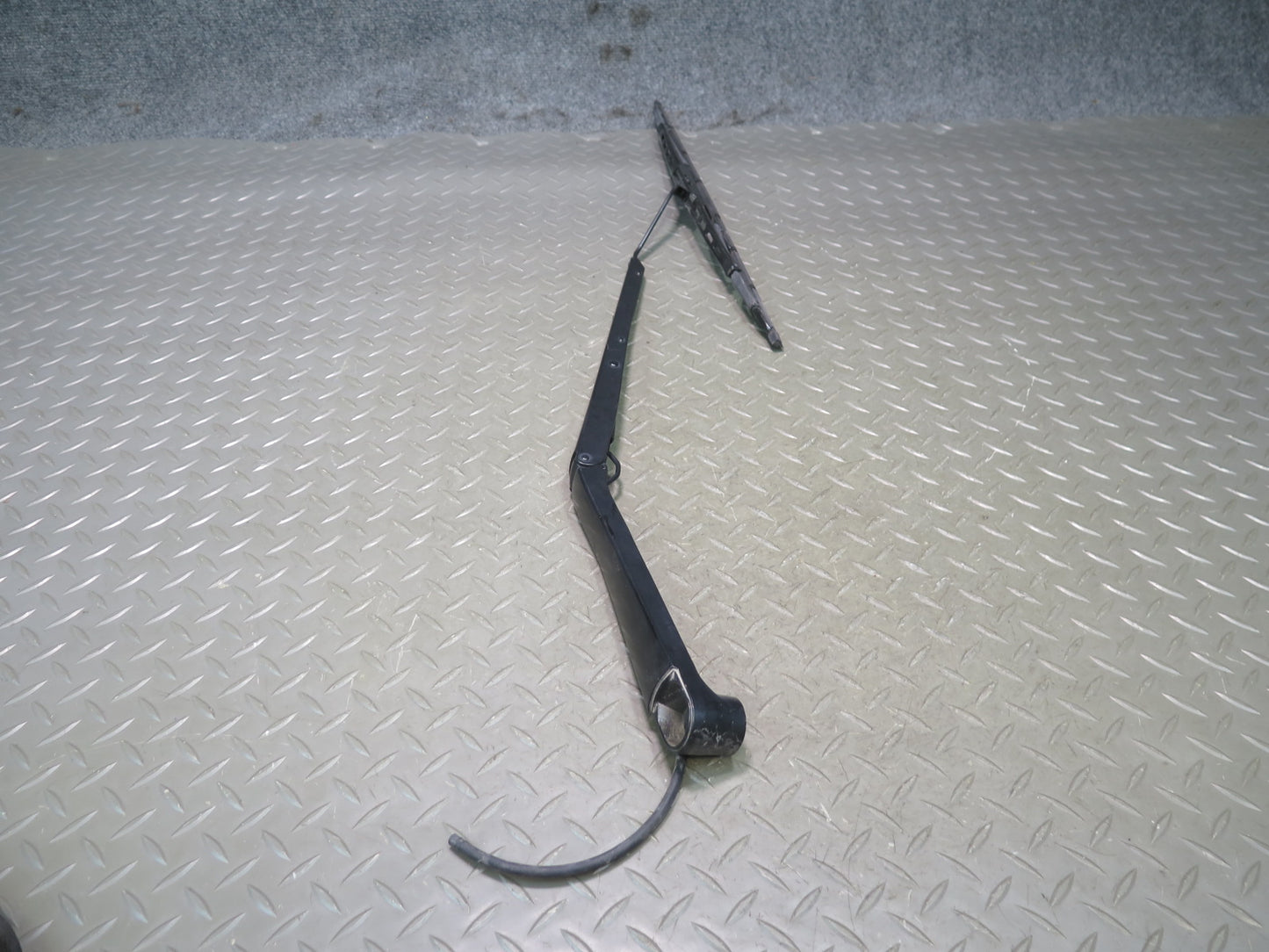 2004-2009 Cadillac XLR Front Left & Right Windshield Wiper Arm Set of 2