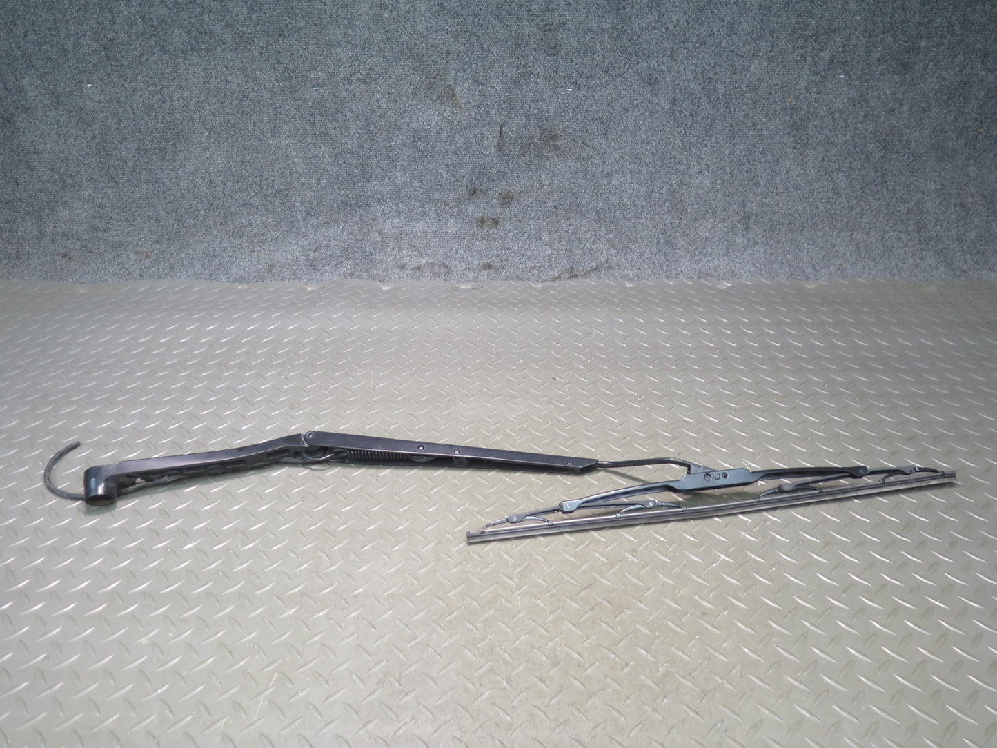 2004-2009 Cadillac XLR Front Left & Right Windshield Wiper Arm Set of 2