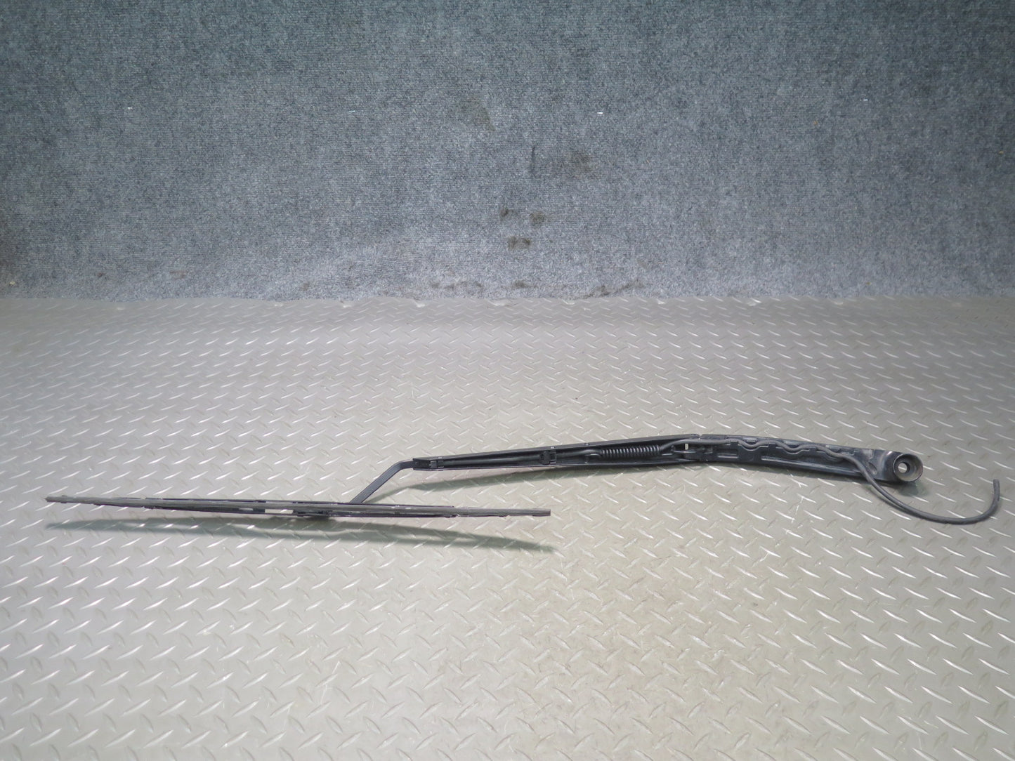 2004-2009 Cadillac XLR Front Left & Right Windshield Wiper Arm Set of 2