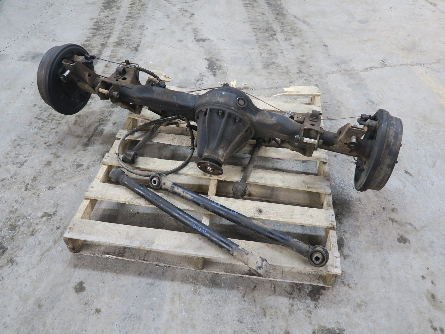 1991-1994 Toyota Land Cruiser FJ80 A/T Rear Axle With Differential 4.10 Ratio