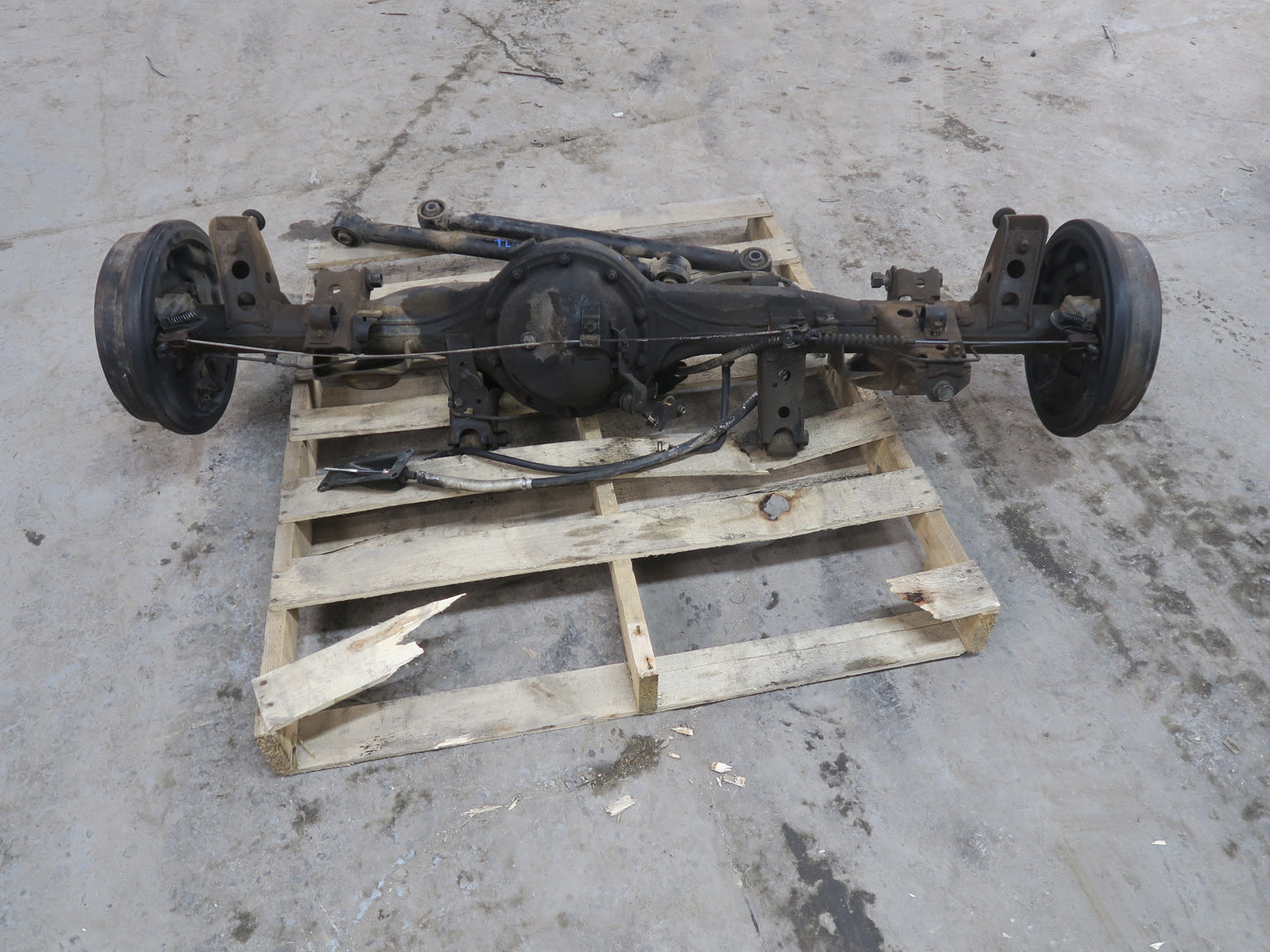 1991-1994 Toyota Land Cruiser FJ80 A/T Rear Axle With Differential 4.10 Ratio