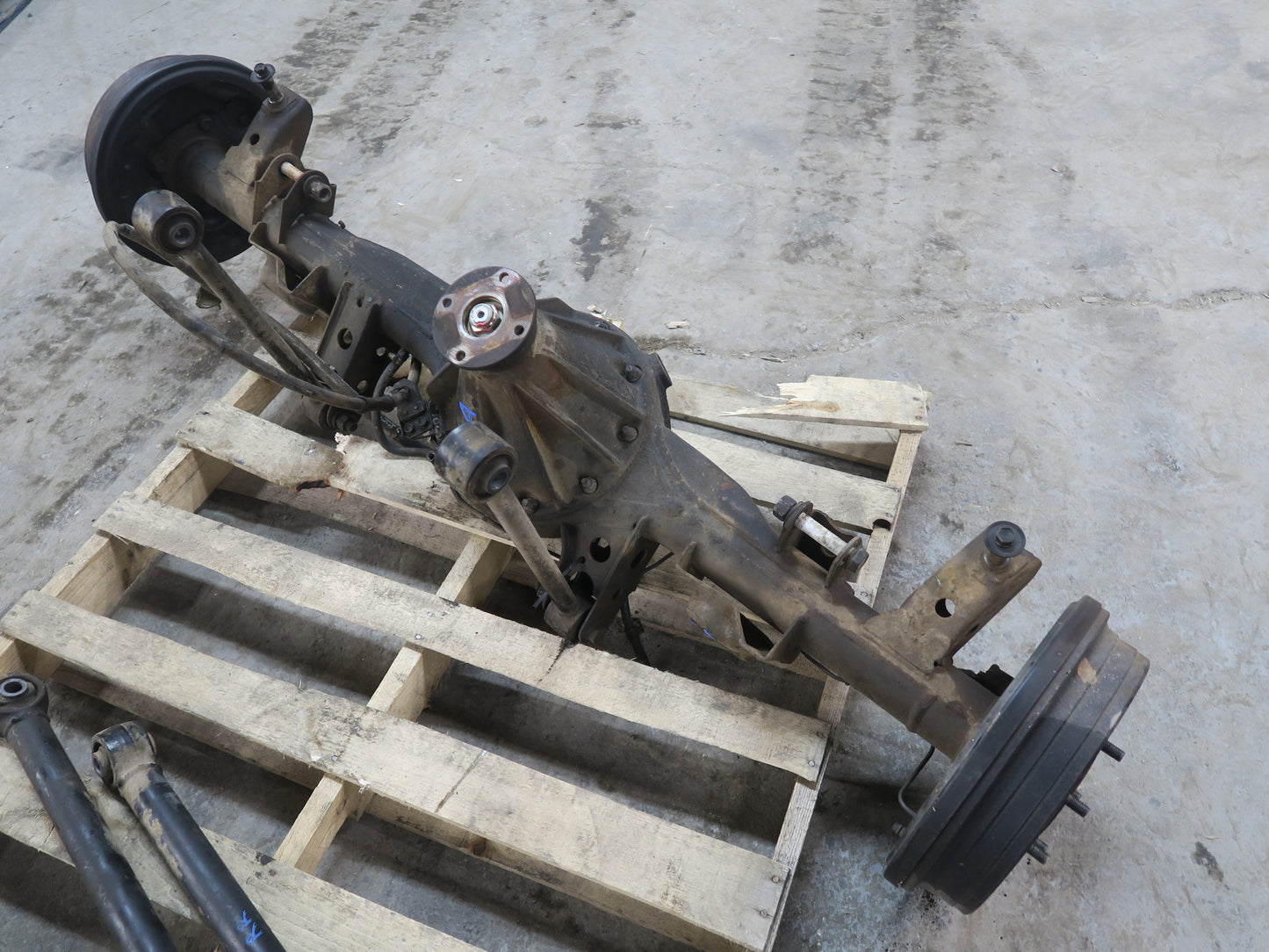 1991-1994 Toyota Land Cruiser FJ80 A/T Rear Axle With Differential 4.10 Ratio