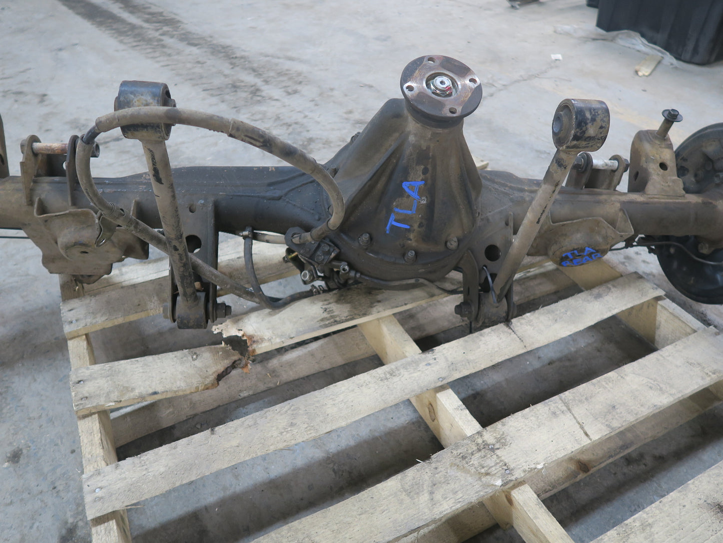 1991-1994 Toyota Land Cruiser FJ80 A/T Rear Axle With Differential 4.10 Ratio