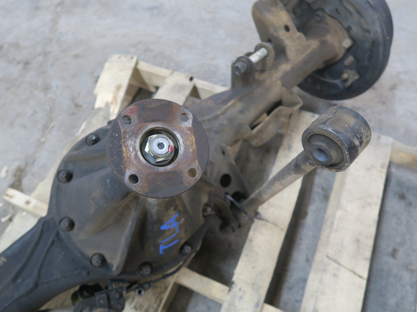 1991-1994 Toyota Land Cruiser FJ80 A/T Rear Axle With Differential 4.10 Ratio