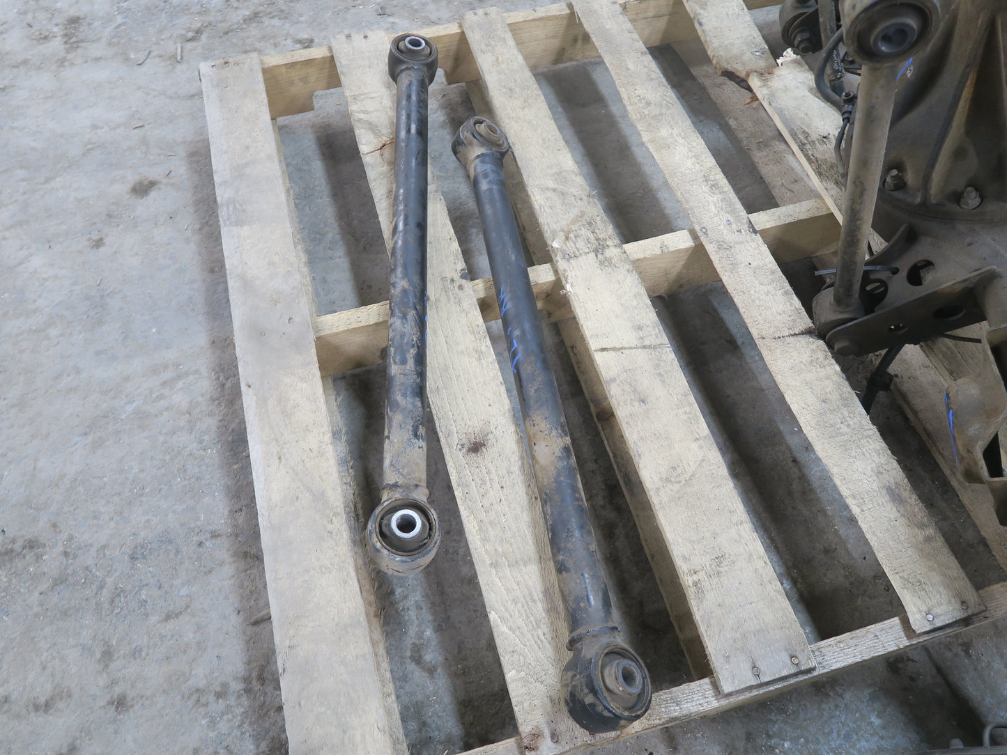 1991-1994 Toyota Land Cruiser FJ80 A/T Rear Axle With Differential 4.10 Ratio