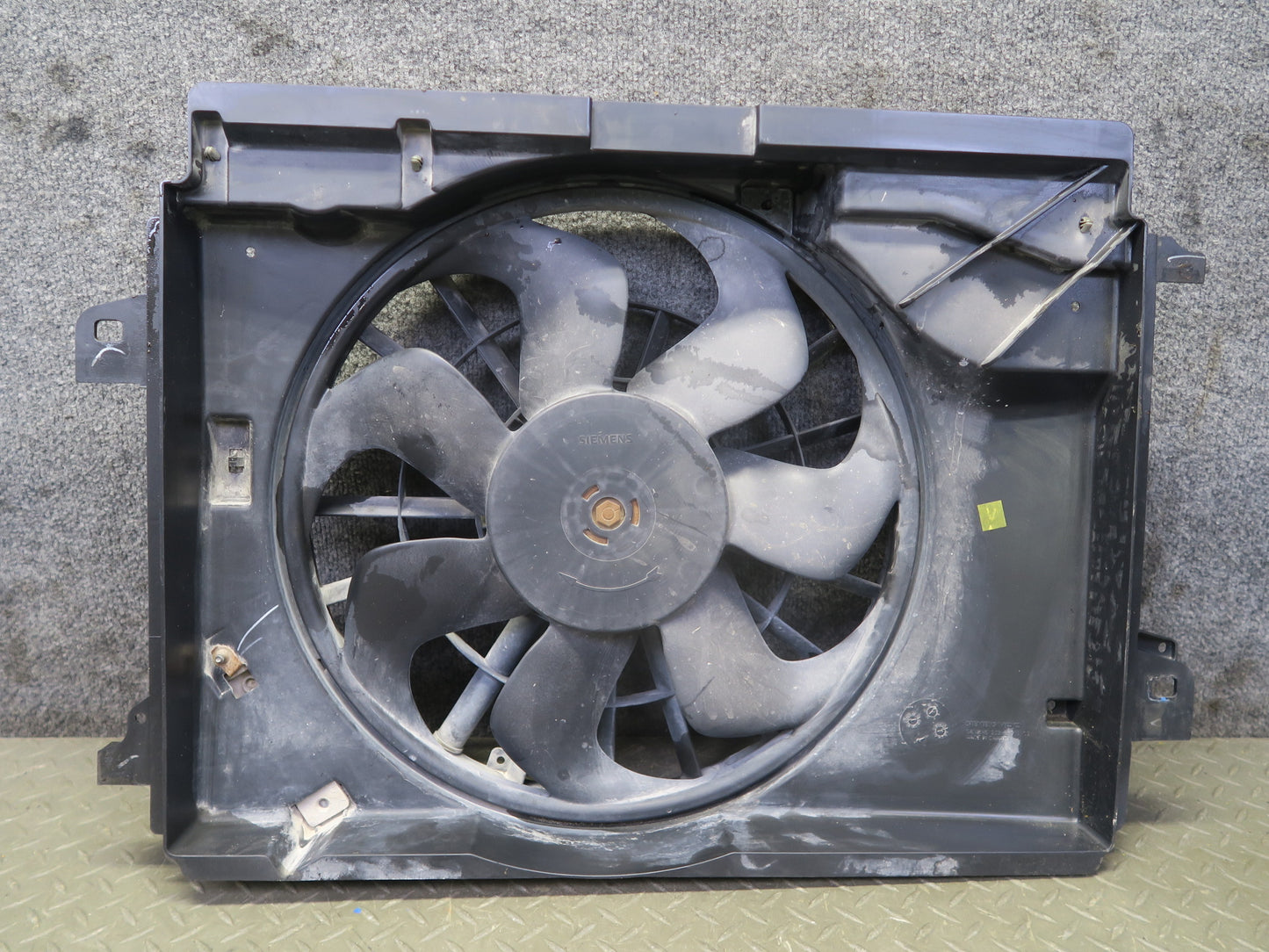 2005-2009 Cadillac XLR 4.6L Engine Motor Cooling Radiator Fan Shroud Assembly
