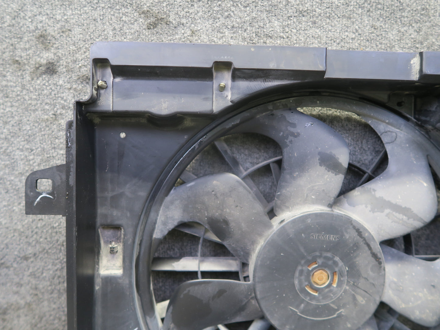 2005-2009 Cadillac XLR 4.6L Engine Motor Cooling Radiator Fan Shroud Assembly