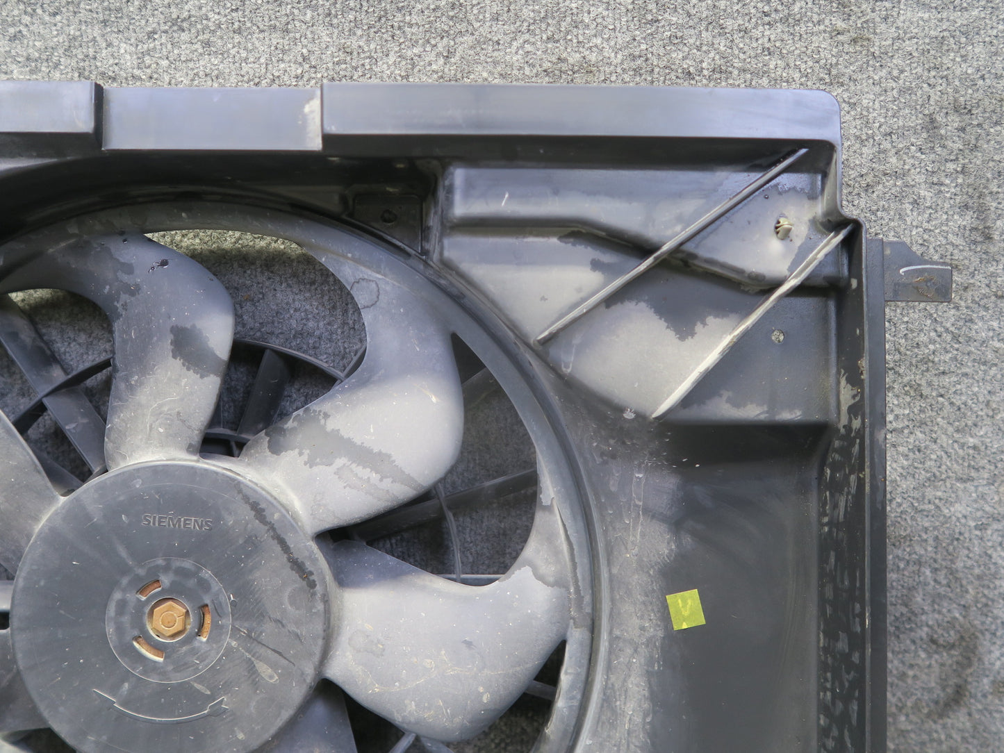 2005-2009 Cadillac XLR 4.6L Engine Motor Cooling Radiator Fan Shroud Assembly