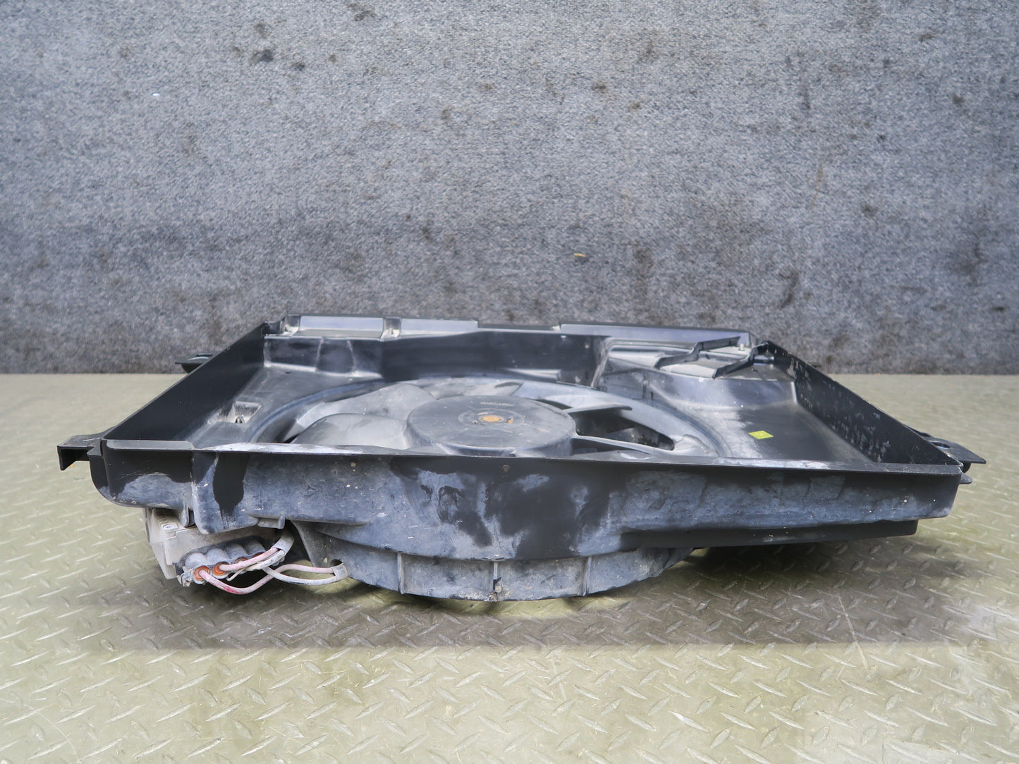 2005-2009 Cadillac XLR 4.6L Engine Motor Cooling Radiator Fan Shroud Assembly