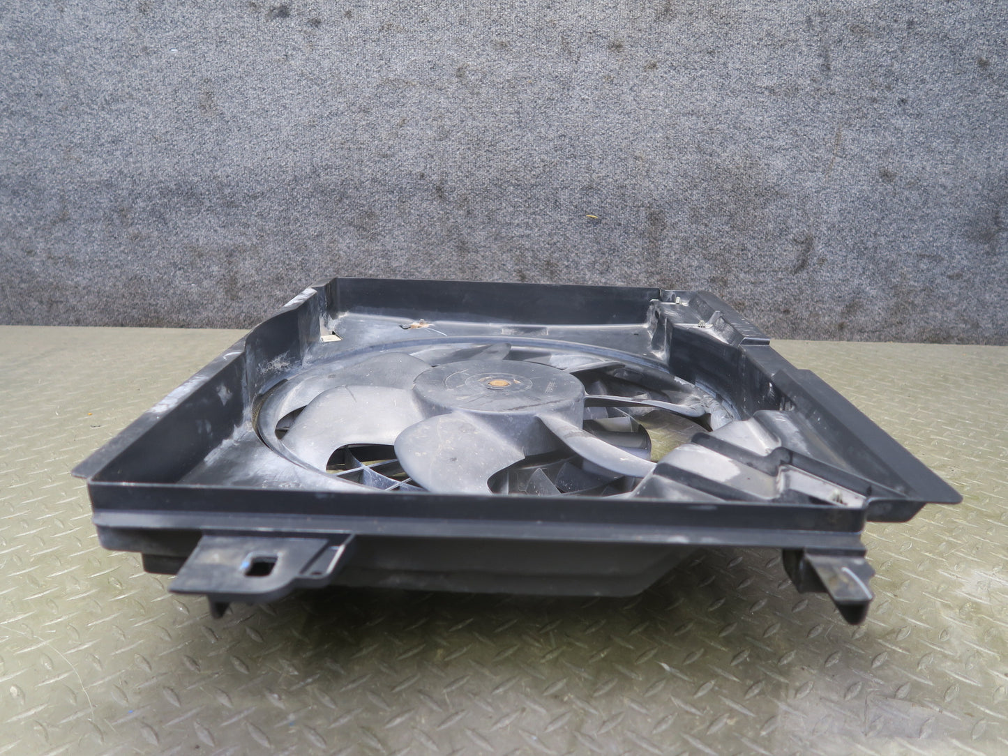 2005-2009 Cadillac XLR 4.6L Engine Motor Cooling Radiator Fan Shroud Assembly