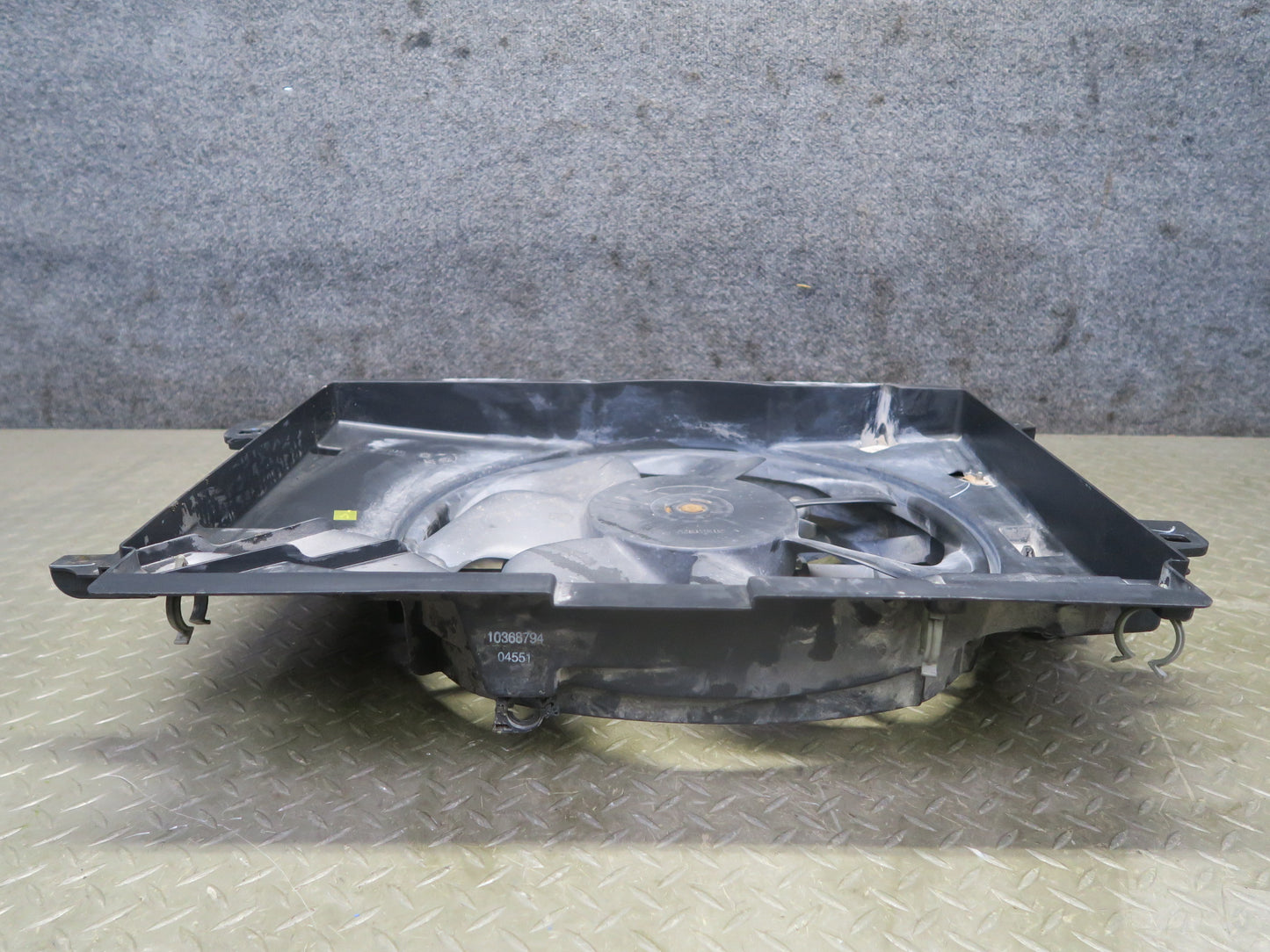 2005-2009 Cadillac XLR 4.6L Engine Motor Cooling Radiator Fan Shroud Assembly