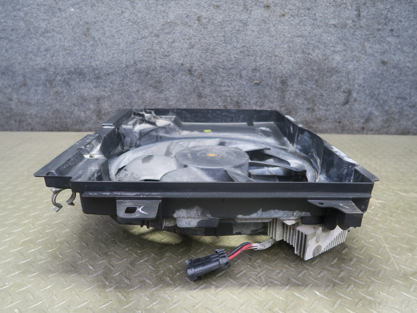 2005-2009 Cadillac XLR 4.6L Engine Motor Cooling Radiator Fan Shroud Assembly