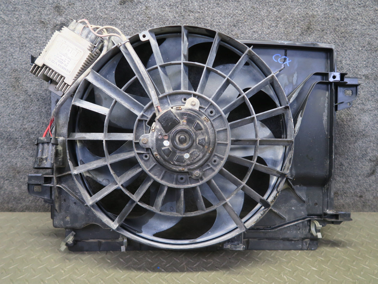 2005-2009 Cadillac XLR 4.6L Engine Motor Cooling Radiator Fan Shroud Assembly
