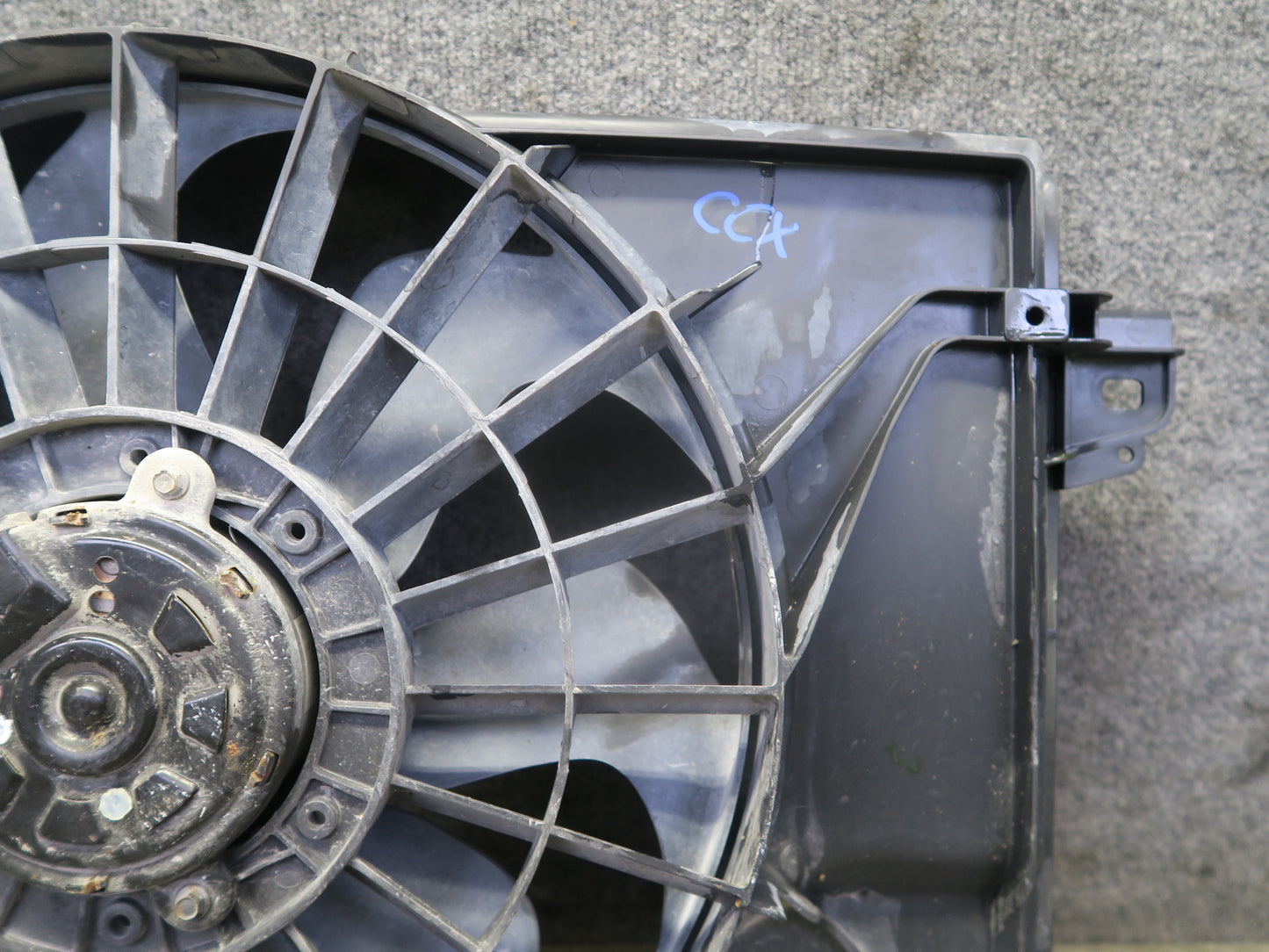 2005-2009 Cadillac XLR 4.6L Engine Motor Cooling Radiator Fan Shroud Assembly