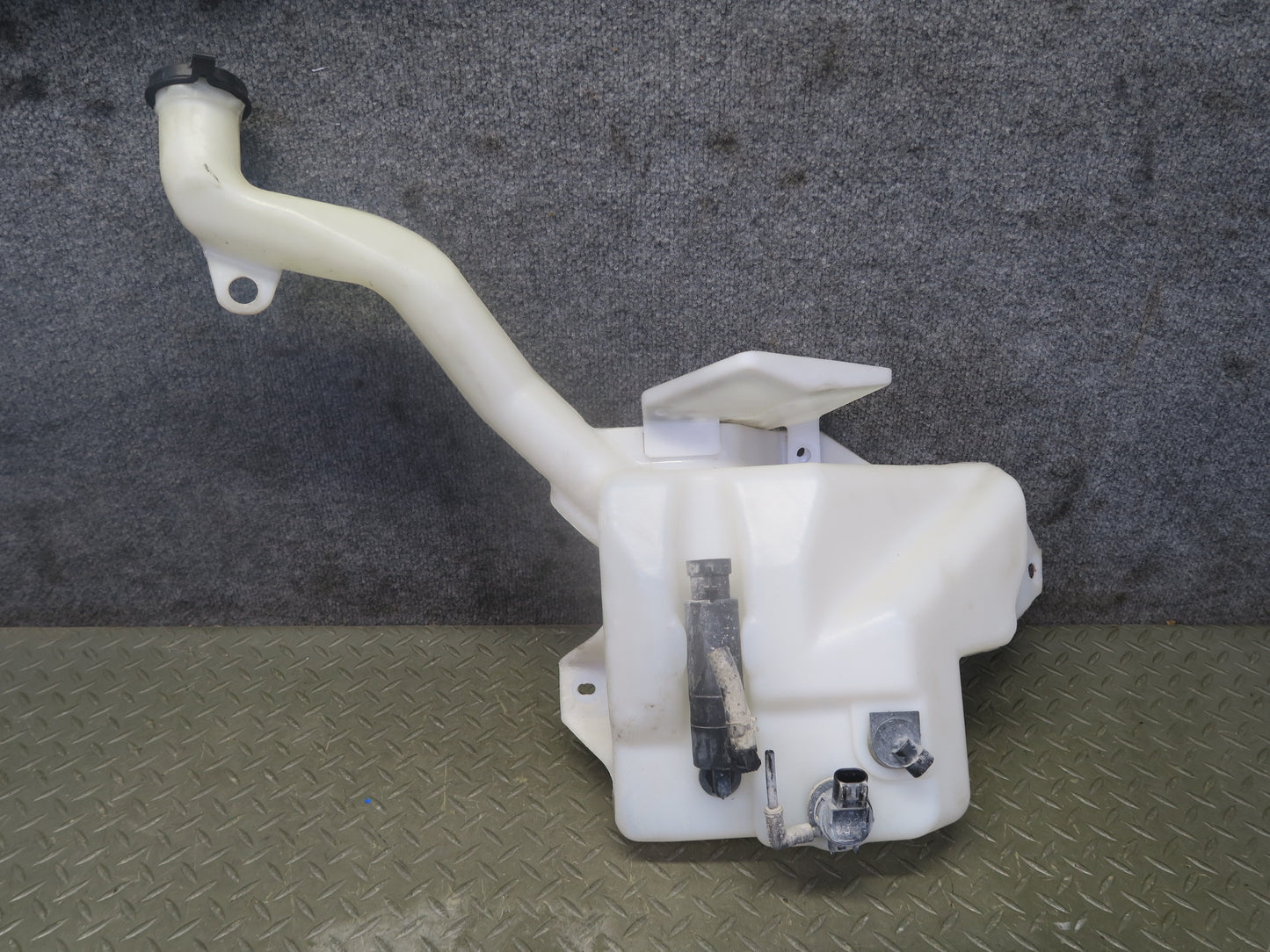 2004-2009 Cadillac XLR Windshield Washer Reservoir Bottle Tank 10339236