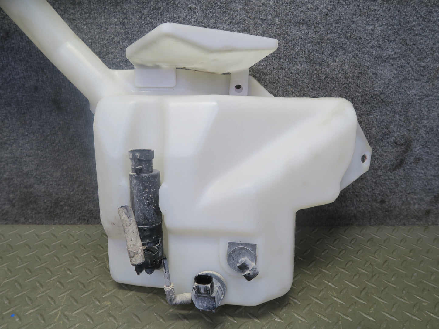 2004-2009 Cadillac XLR Windshield Washer Reservoir Bottle Tank 10339236